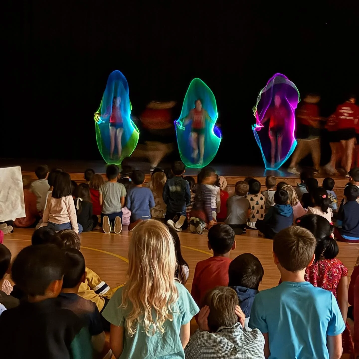 Breaking up the school day with LED ropes at an elementary school show last week was such a fun surprise. The kids were all in, and the energy in the room was the best kind of chaos ✨
If you&rsquo;re looking to GLOW UP your school assemblies, we stil