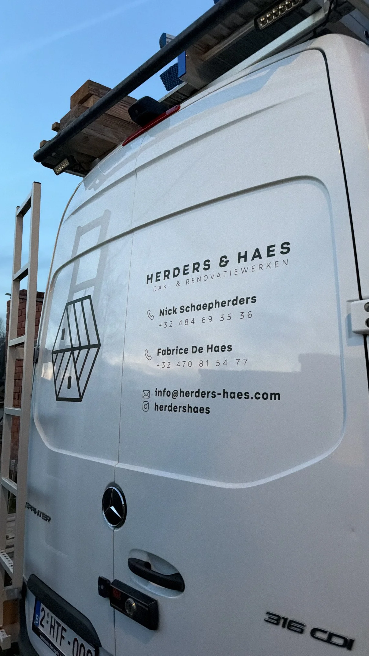 Camionette Herders & Haes dak- en renovatiewerken