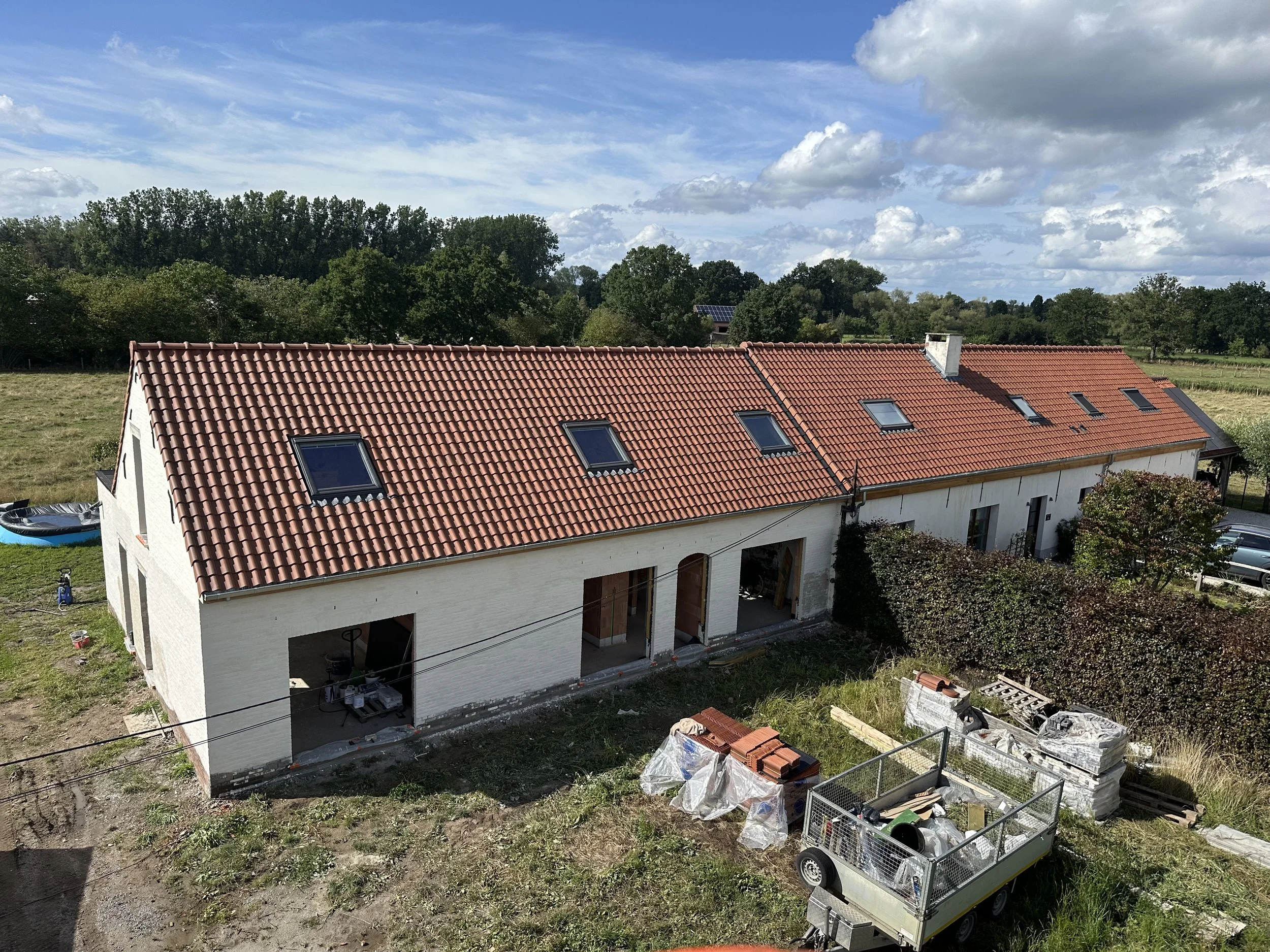 Luchtfoto van hellend dak na nieuw dak
