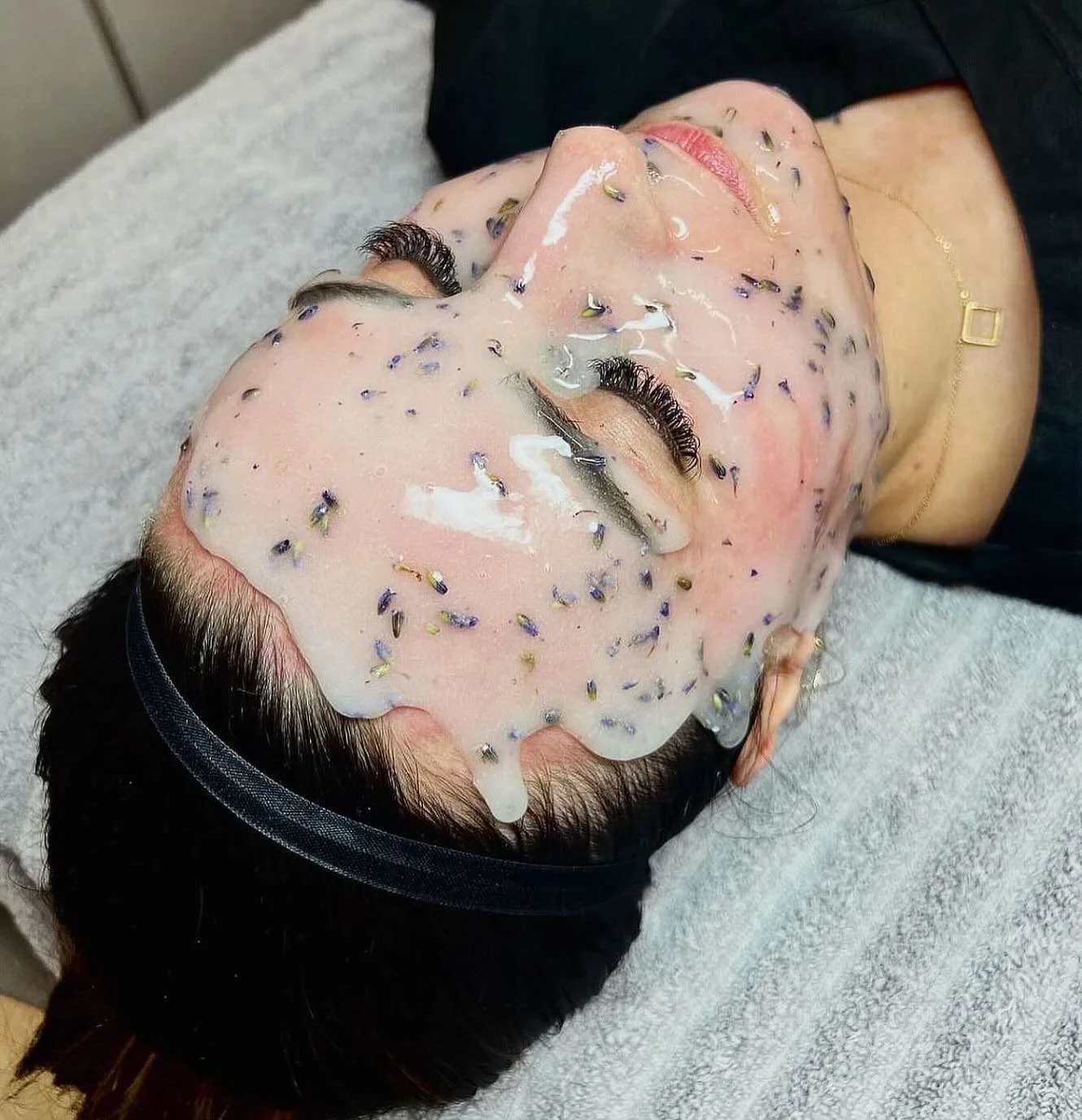 The beauty of a✨𝘏𝘺𝘥𝘳𝘰𝘫𝘦𝘭𝘭𝘺 𝘔𝘢𝘴𝘬✨

These medical grade masks are infused with electrolytes and provide several benefits to the skin including but not limited to hydration, soothing, cooling, and inflammation reduction. 

Hydrojelly masks
