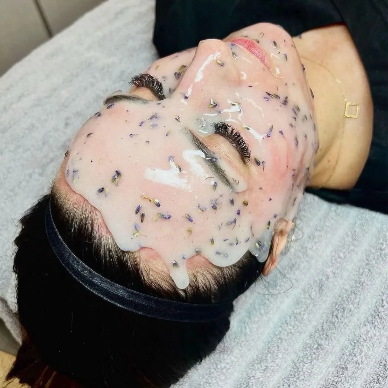 The beauty of a✨𝘏𝘺𝘥𝘳𝘰𝘫𝘦𝘭𝘭𝘺 𝘔𝘢𝘴𝘬✨

These medical grade masks are infused with electrolytes and provide several benefits to the skin including but not limited to hydration, soothing, cooling, and inflammation reduction. 

Hydrojelly masks