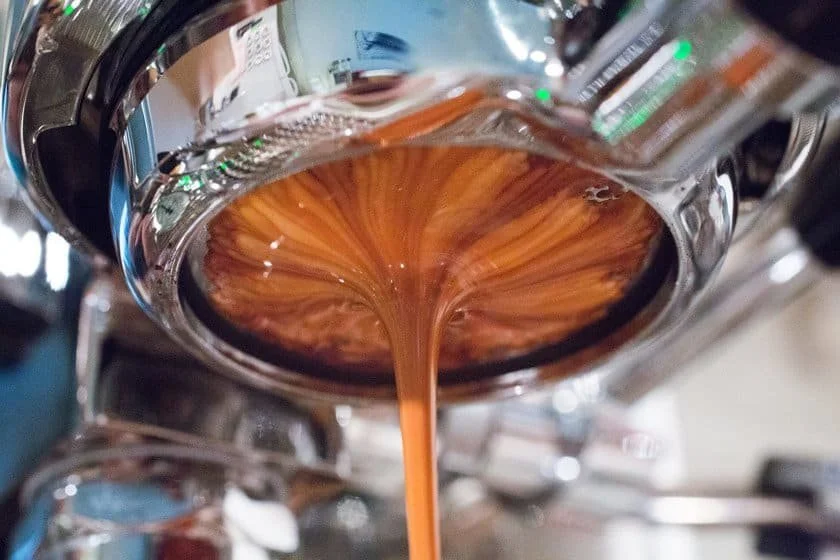 Pulling-Espresso-Shot-with-Naked-PortaFilter-800.jpg