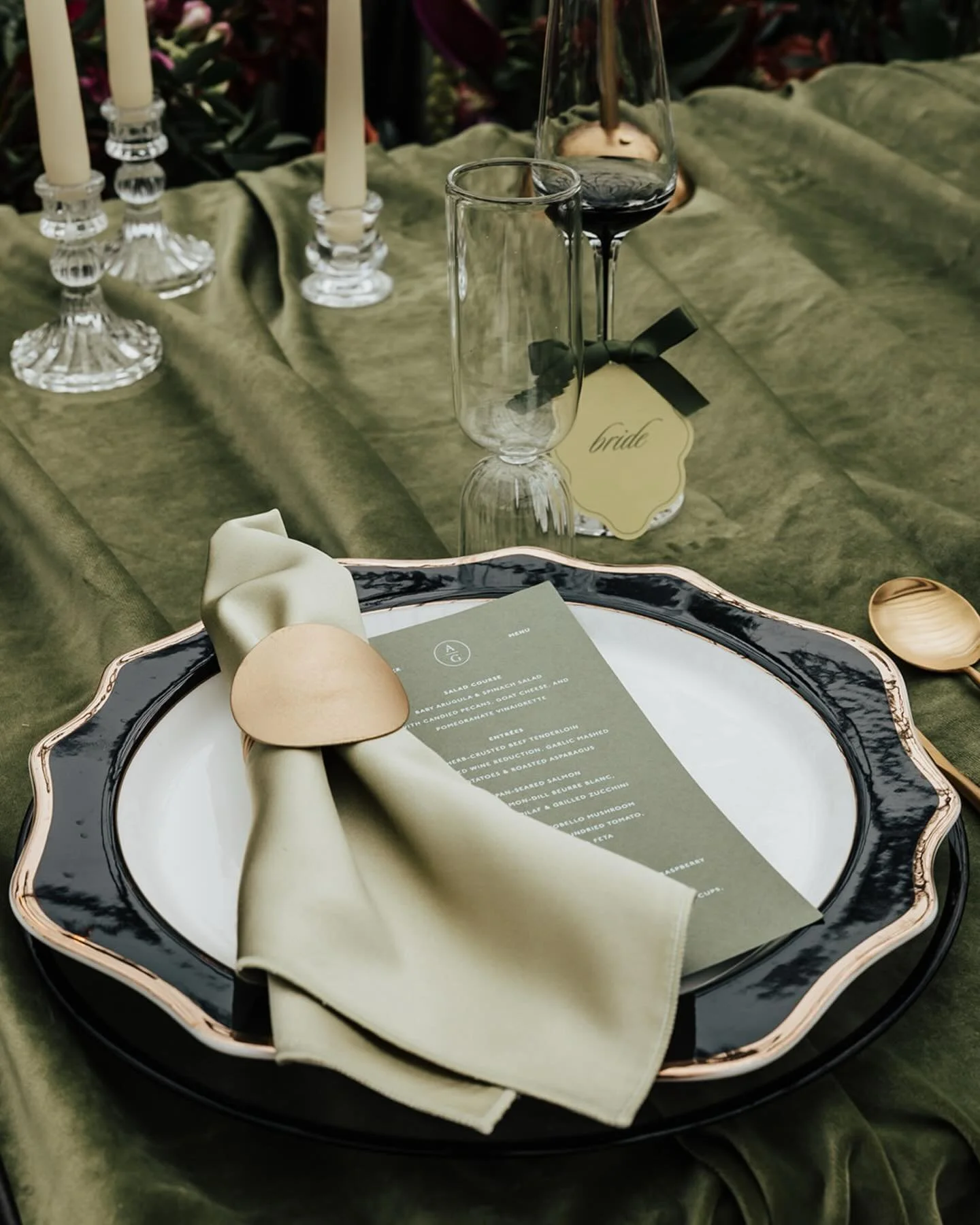 Imagine sharing a meal &amp; a martini with your favorite people at a table like this 🍸💭

What&rsquo;s your favorite tabletop stationery?
1. Monogram Menus
2. Die cut escort cards
3. Wavy table numbers 

Photo: @jennifersylphoto
Wedding planning: @
