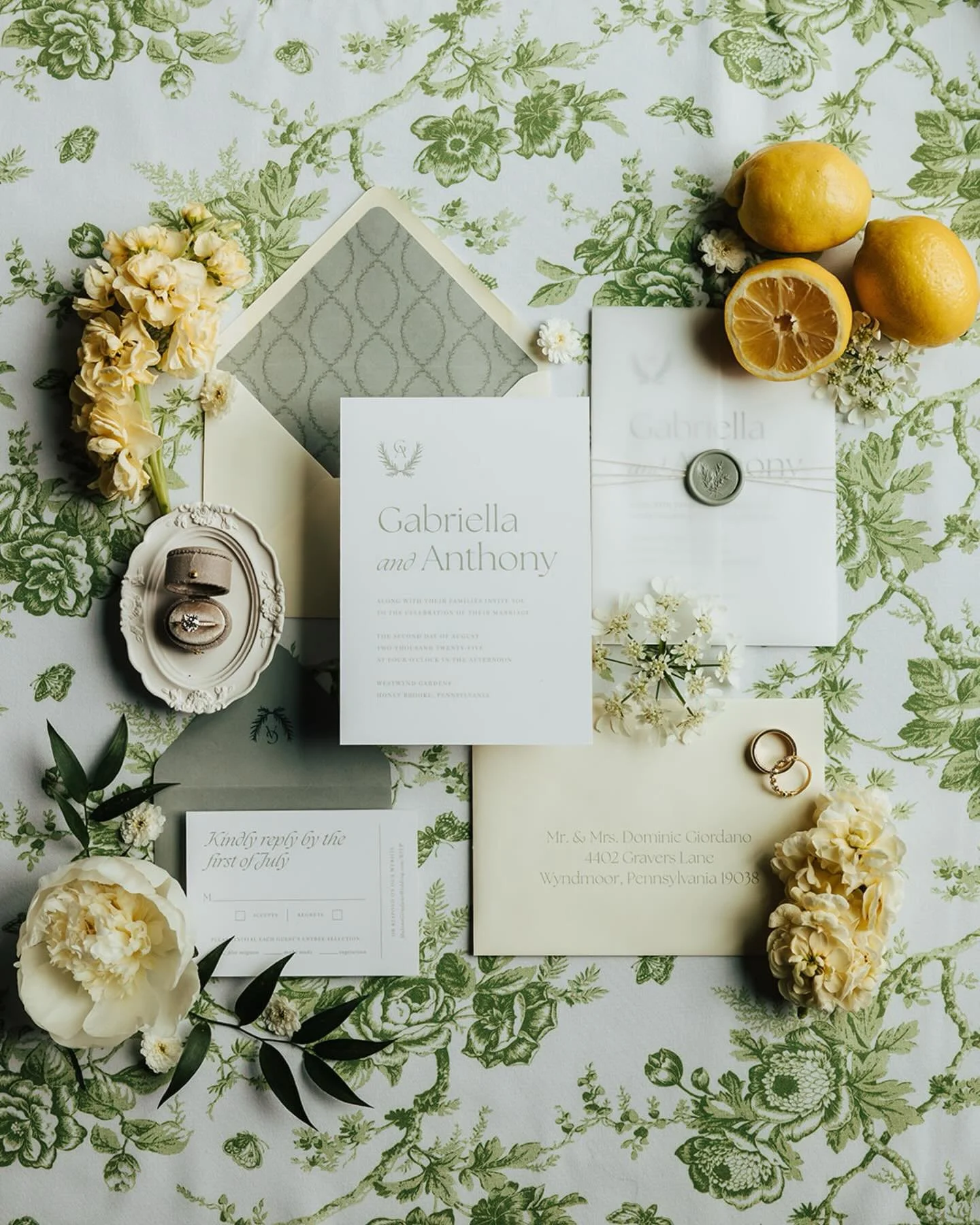 When life hands you lemons, turn them into the most gorgeous styled shoot 🍋 

Wedding branding, stationery design, wedding invitations 

Photo: @jennifersylphoto
Wedding planning: @sincerelysavco
Venue: @westwyndgardens
Decor &amp; Design: @creamery