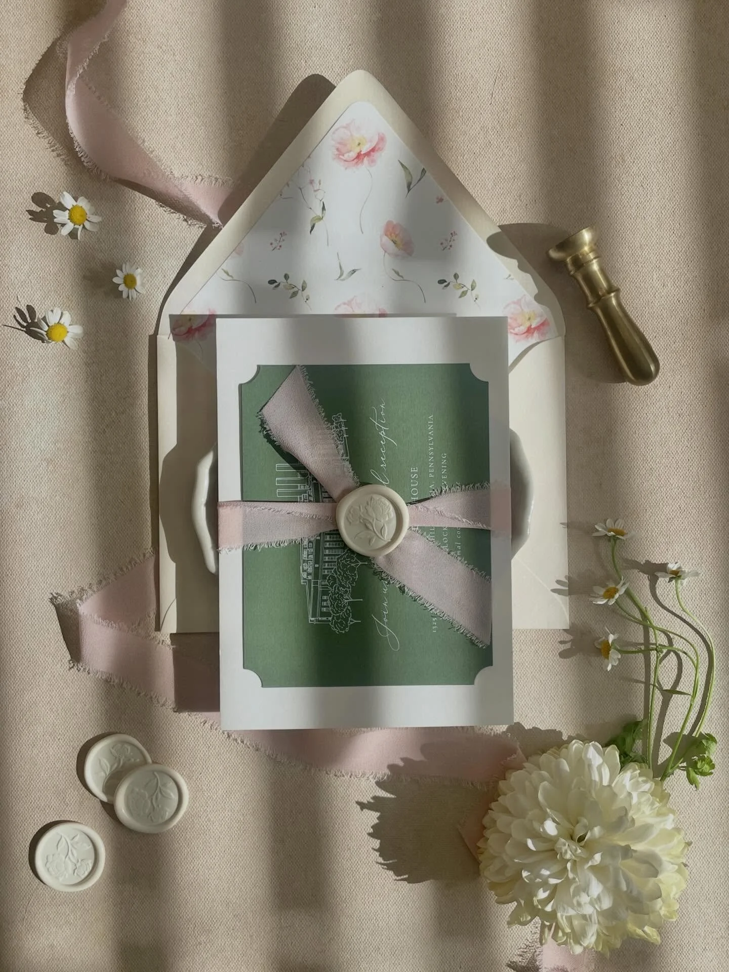 We made it to Flatlay Friday and spring has sprung🌷Two things to be very happy about! 

#weddinginvitations #customweddinginvitations #flatlay