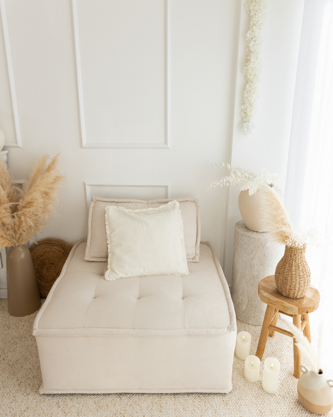 Coin salon avec beige, décoration naturelle et coussins.