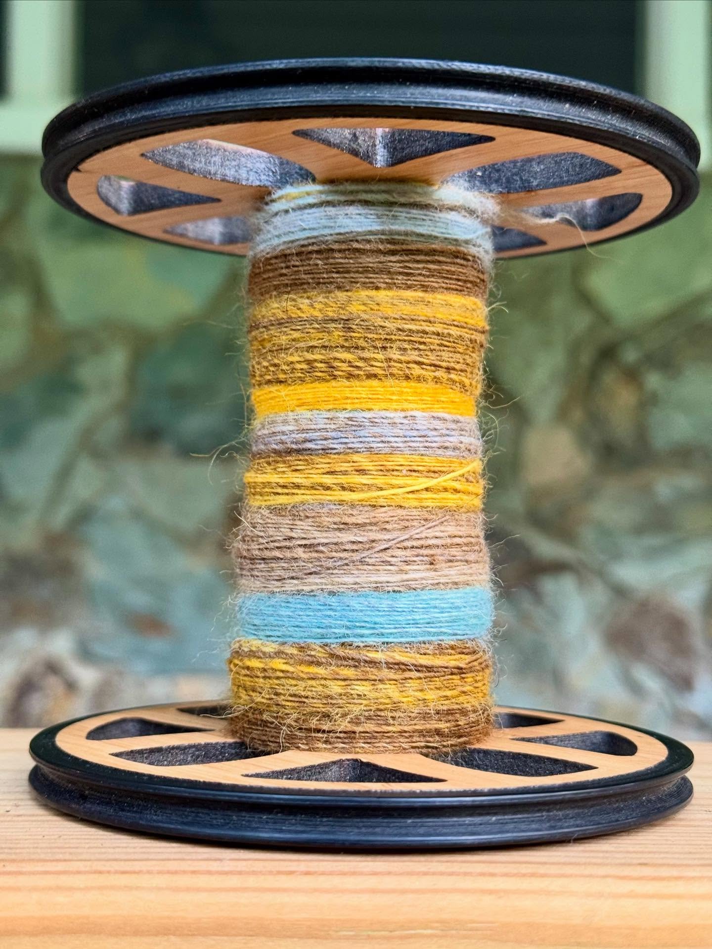 Tour de Fleece 2025: Started a new spin and managed to fill one bobbin yesterday. This is some Shetland from my favorite dyer, @intothewhirled. I&rsquo;m gonna try to preserve the colors in the fiber with this spin. I divided it in half lengthwise, s