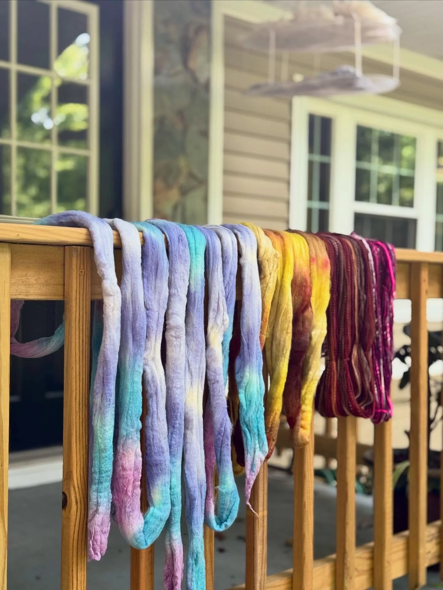 There&rsquo;s one thing this 95&deg; weather is good for. Drying fiber. 

#spinning #spinningyarn #yarn #handspunyarn #handspun #handspinning #handspinningyarn #fiber #fibre #fibreart #fiberart #wool