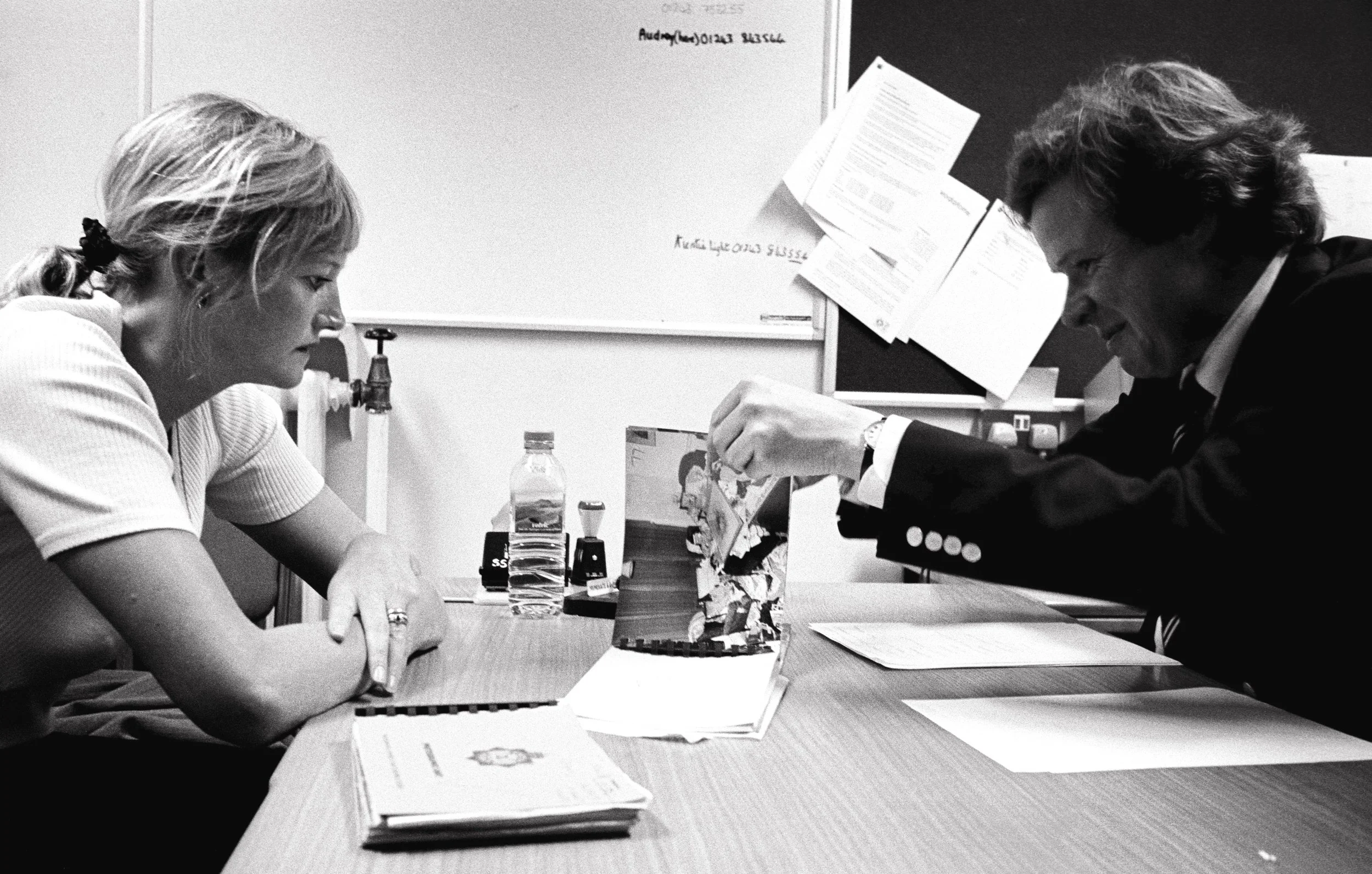 DI SALLY SIMMONDS SHOWS DR. BOON THE POLICE PHOTOGRAPHS FROM THE SCENE OF THE CRIME BOON CONCLUDED THAT THE CRIMINAL WAS A PSYCHOPATH, MATURE AND INTELLIGENT BUT WITHOUT A CONSCIENCE, ADDING THAT THE MAN MAY HAVE CONVICTIONS FOR FRAUD AND DECEPTI