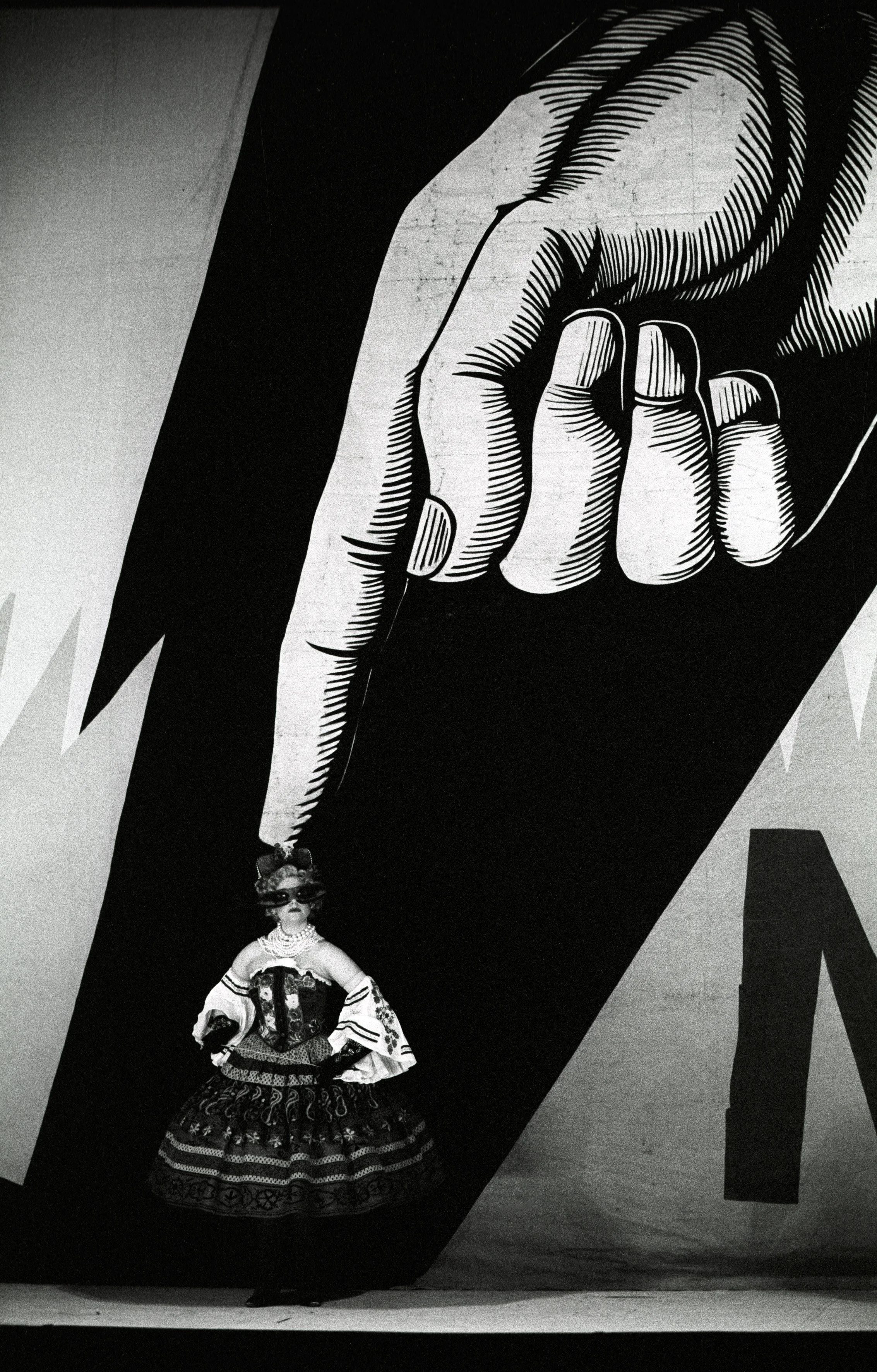   VIVIAN TIERNAY    DIE FLEDERMAUS  THE COLISEUM, LONDON 