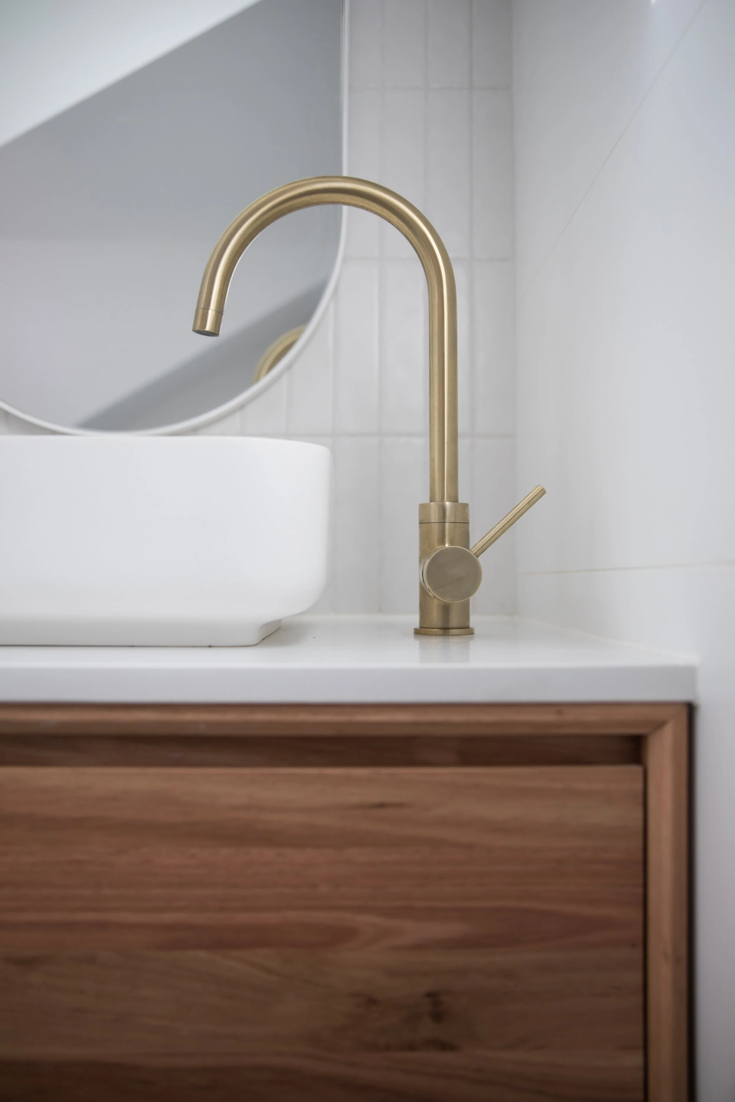 modern-bathroom-interior-with-gold-faucet-and-sink-2026-03-19-07-01-24-utc.jpg