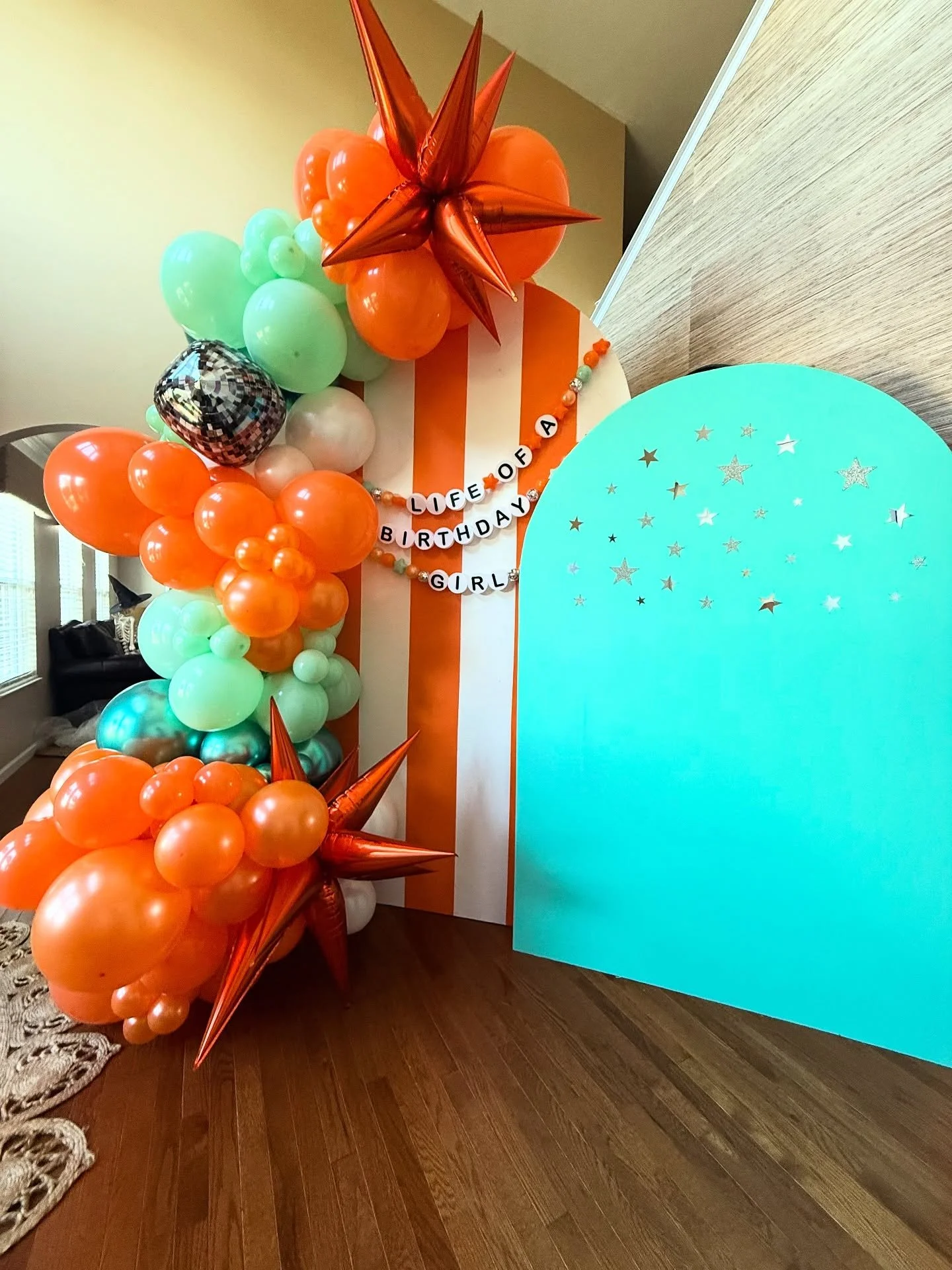 Hey @taylorswift &mdash; The next era just dropped: The One Year Old (Showgirl&rsquo;s Version) 🎤🫶🏻🎵🧡💚

@taylorswift 
@taylornation 

#inmyshowgirlera #lifeofabirthdaygirl #1stbirthday #lifeofashowgirl #balloondecoration #balloonartist #balloon