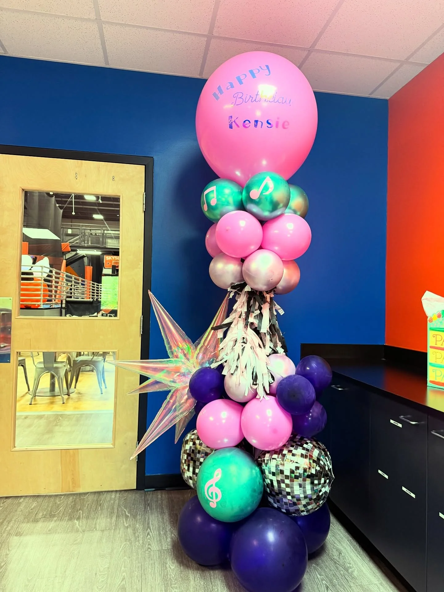 Loved making this custom KPop Demon Hunters balloon tower for a special gals 6th birthday party! 🩵🩷💜🎤🎵🎶

Inquire today for your next party! 

#balloonart #pittsburghballoon #pittsburghballoonartist #ballooncolumns #customballoon #balloondesign 