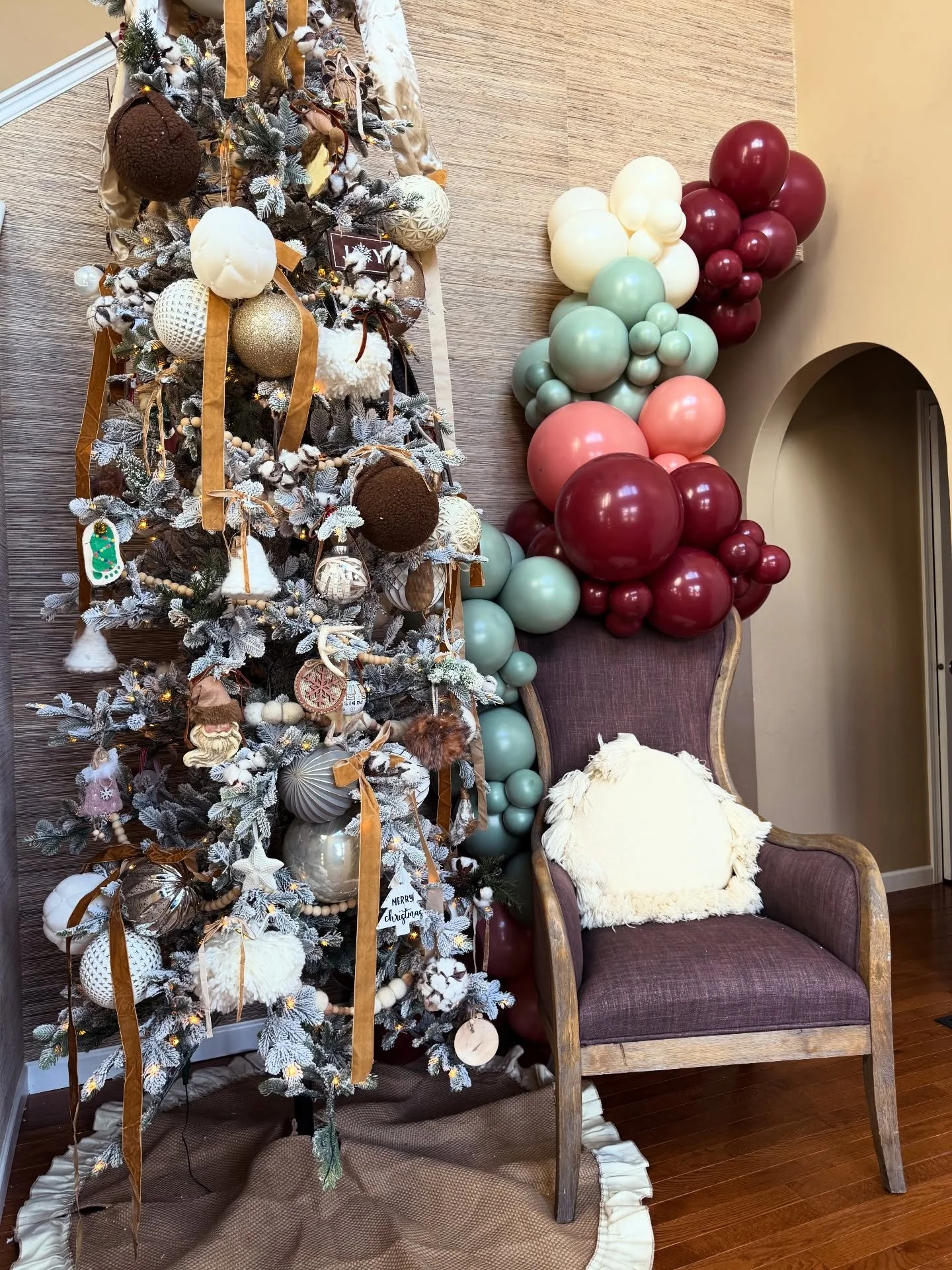 A Christmas themed birthday party most definitely requires special balloons&hellip; especially when Santa is making a surprise visit!

Inquire today for your holiday party needs! We are booking into February 🎉

#balloonartist #balloondecoration #bal