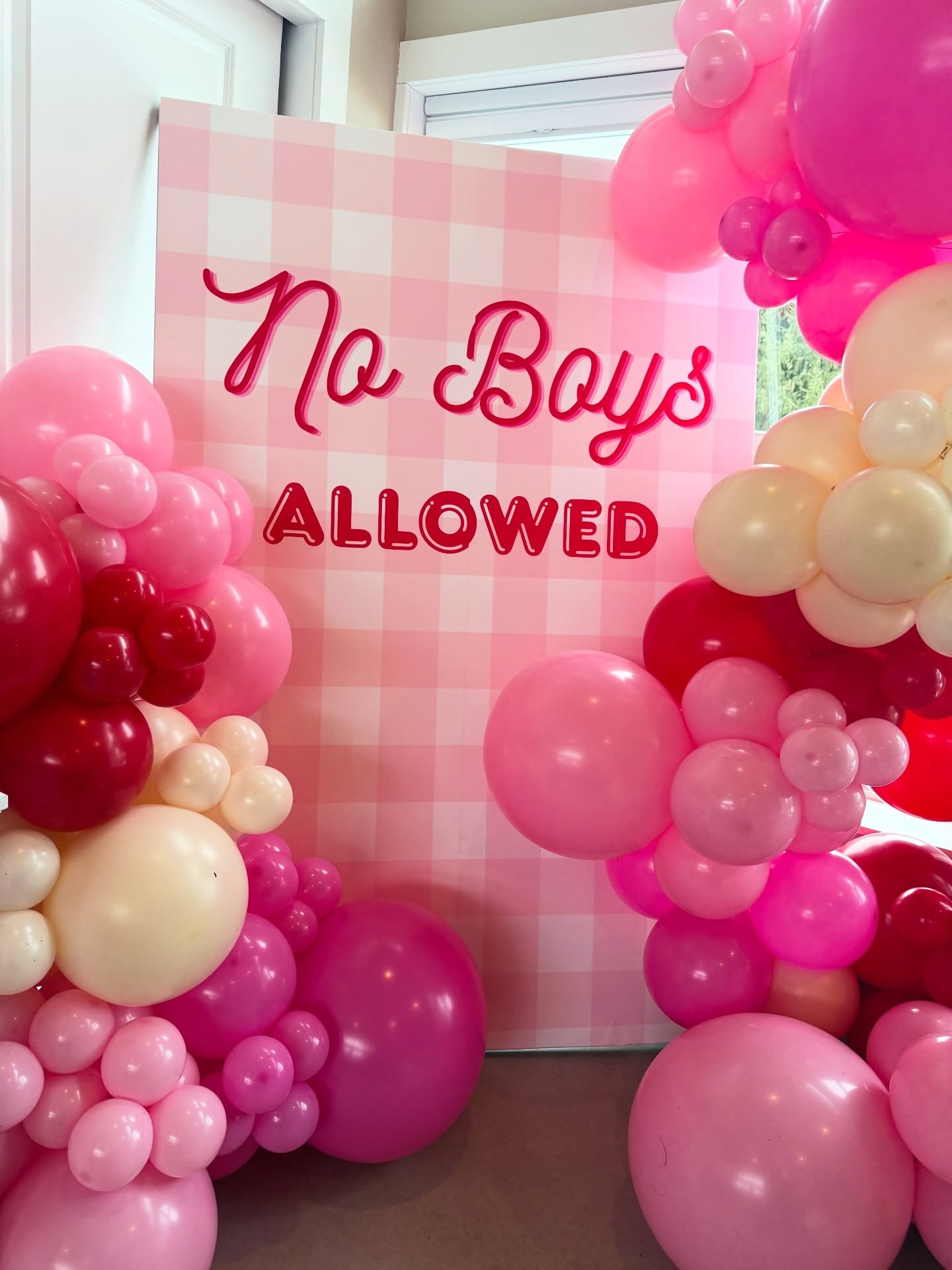 Throwing a Galentine&rsquo;s party for 10 year olds may be my new favorite hobby. Thank you to this special mom for allowing me to make this day extra sweet ❣️💌🍭🍫

#galentine #galentinesparty #balloondecoration #pittsburghballoonartist #pittsburgh