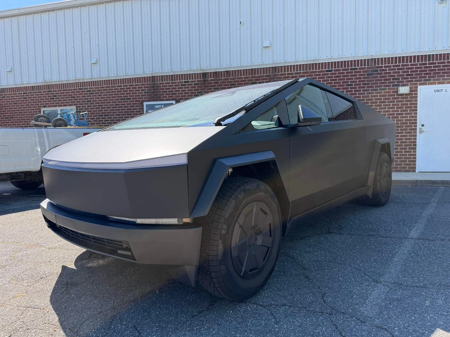 Cybertrucks already get attention&hellip; this satin finish took it even further 👀🔥

Pictures honestly don&rsquo;t do this finish justice in person. The texture and color shift completely change the look depending on lighting.

Definitely one of th