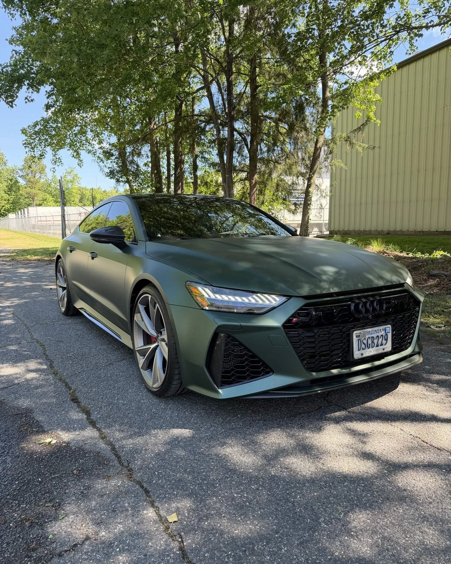 This Audi in 3M Matte Pine Green Metallic is on another level 😮💨🔥

The color shifts, metallic flake, and matte finish completely transform the car depending on the lighting. Subtle from one angle and aggressive from the next.

This is exactly why 