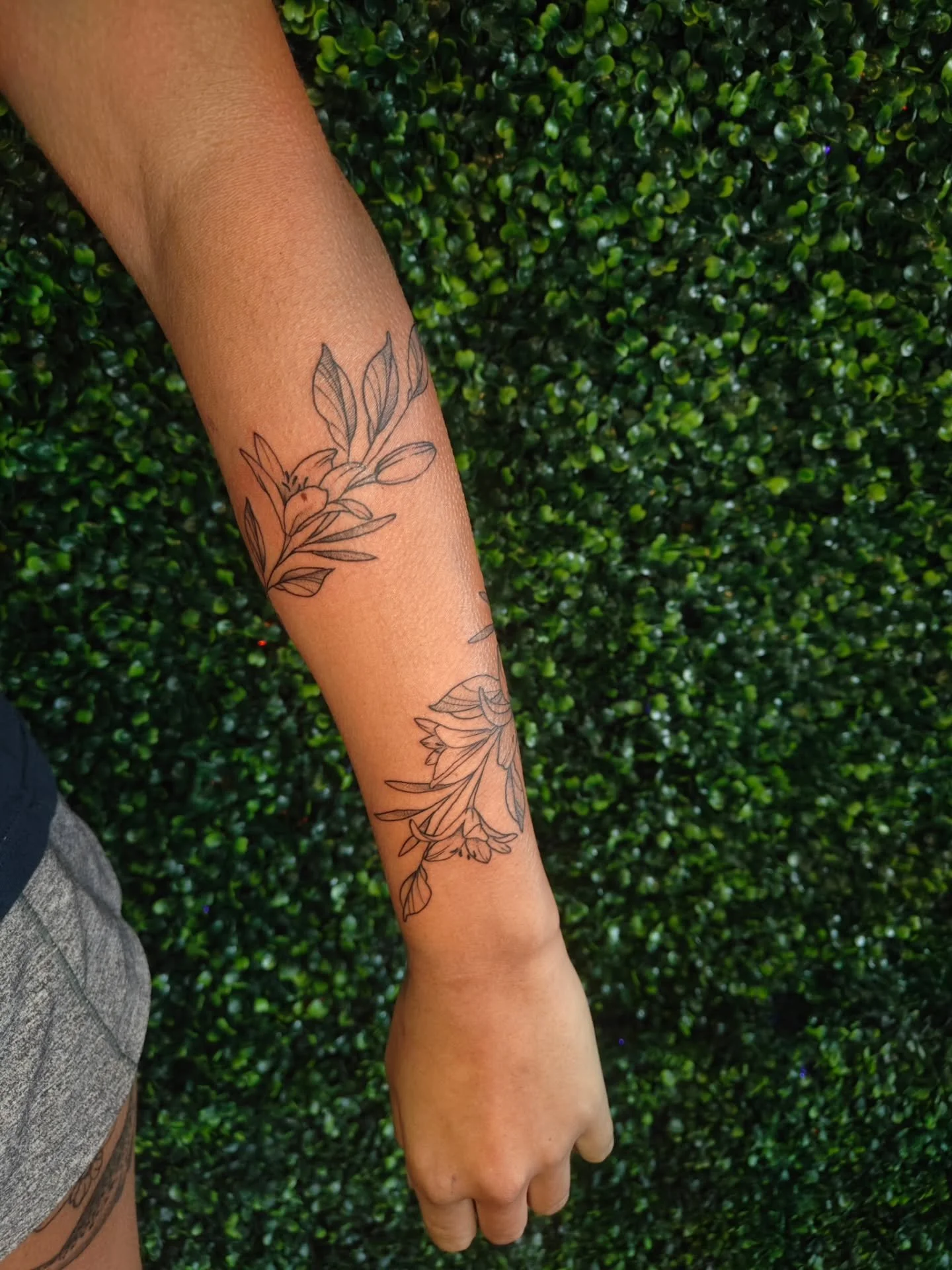 you can really tell the lighting in the shop is vastly different from one booth to another lol, I should get that fixed😅

Done at @cryptidinkstudio 
✦ thank you for looking!
✦ DM me to book!!
✦ BOOKING JAN!!!

#queertattooer #floralwraptattoo #lilyt