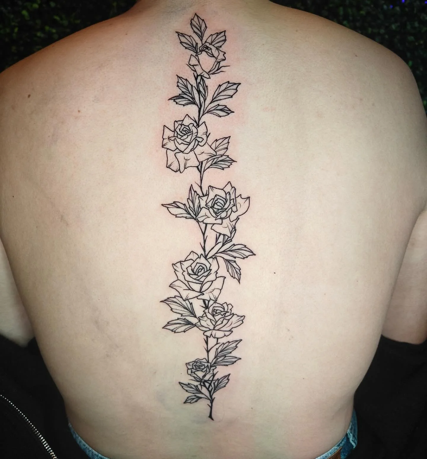 these spines are some of my favorites!!

Done at @cryptidinkstudio 
✦ thank you for looking!
✦ DM me to book!!
✦ BOOKING FEB/MAR!!!

#indianatattoo #terrehauteindiana #queertattooartist #rosetattoo