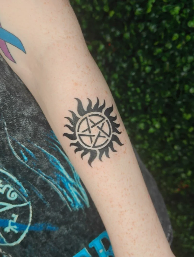 I WILL NEVER SAY NO TO AN ANIT-POSSESSION SYMBOL
(i have a plan to get one soon👀)

Done at @cryptidinkstudio 
✦ thank you for looking!
✦ DM me to book!!
✦ BOOKING APR!!!

#queertattooartist #terrehauteindiana #terrehautetattooartist #indianatattoo