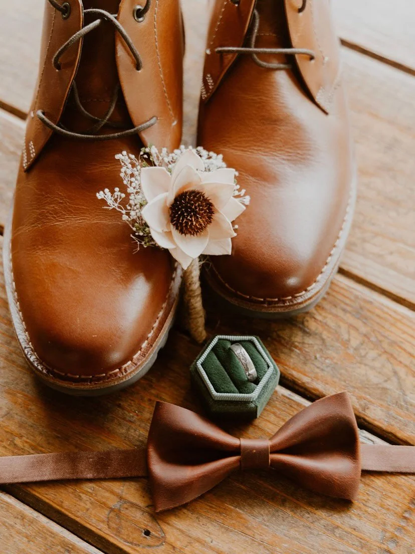 You&rsquo;ve got the groom, you&rsquo;ve got the dress, you need a beautiful venue to seal the deal! The Barn at Ivy Oaks is just the place to make those unforgettable memories&hellip; schedule a tour and fall in love&hellip;(again!!)

📸 credits: @s