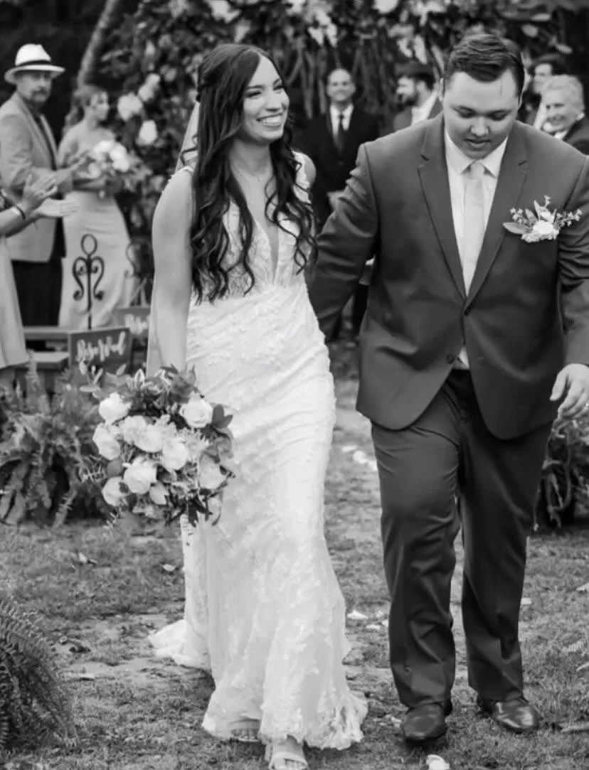 Cheers to this beautiful couple! 
📸 credits: @hannahrb.photography

#alabamaweddings#alabamaweddingvenues #alabamaeventvenue#nashvilleweddings#wedding2026#weddingvenue#weddinginspo#barnwedding#huntsvilleweddingvenue