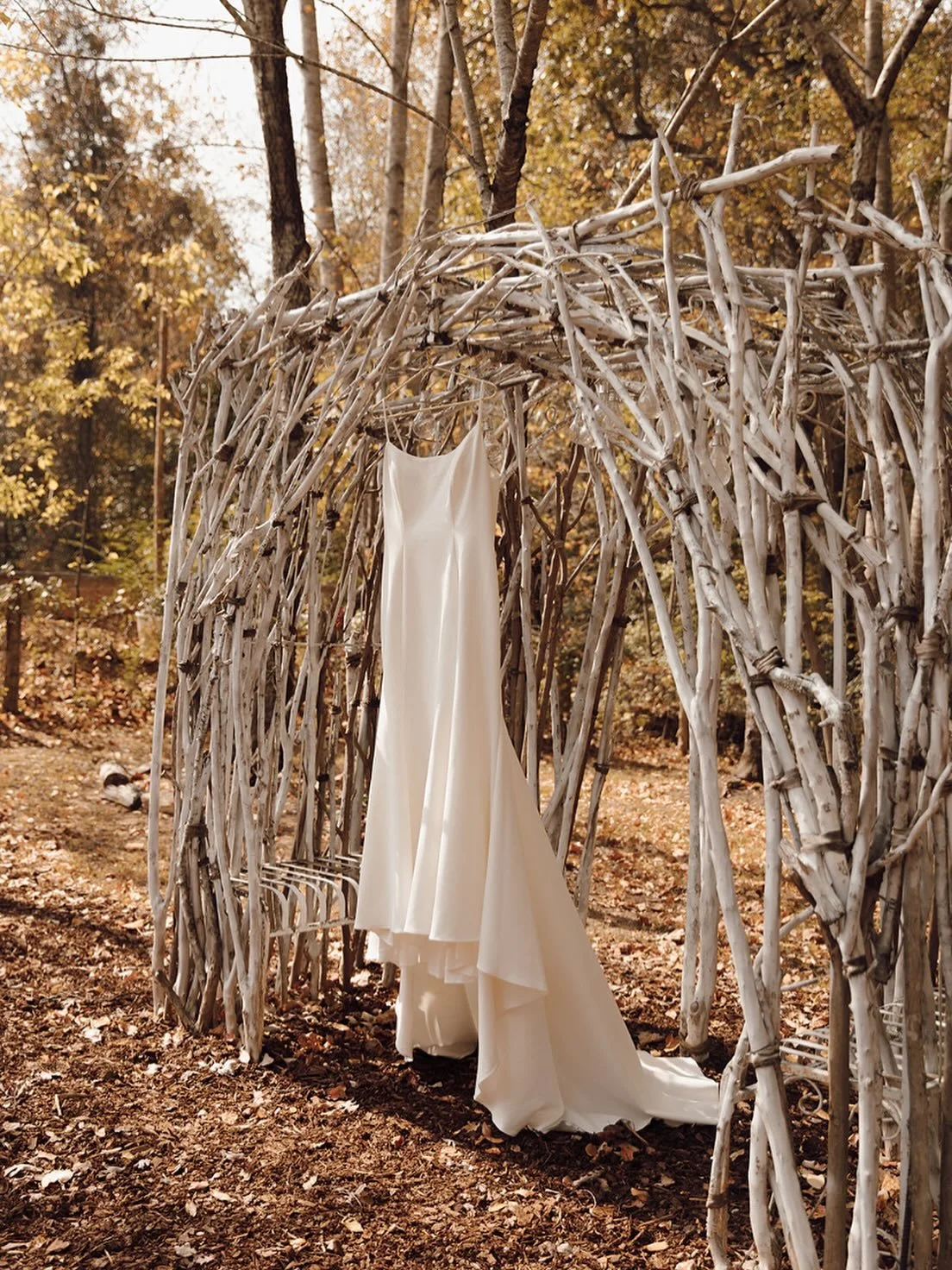 Your dress deserves its special moment too 💫
📸 credit: @katiesue.photoandfilm