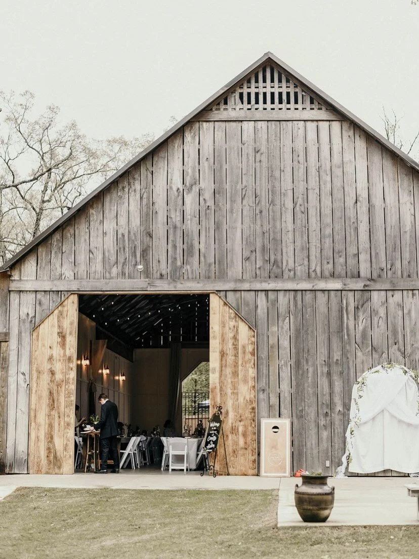 Can&rsquo;t wait to light a cozy fire by the barn amidst the beautiful colors of fall&hellip;. 🍂 🔥

📸 credits: @savannalilliphoto