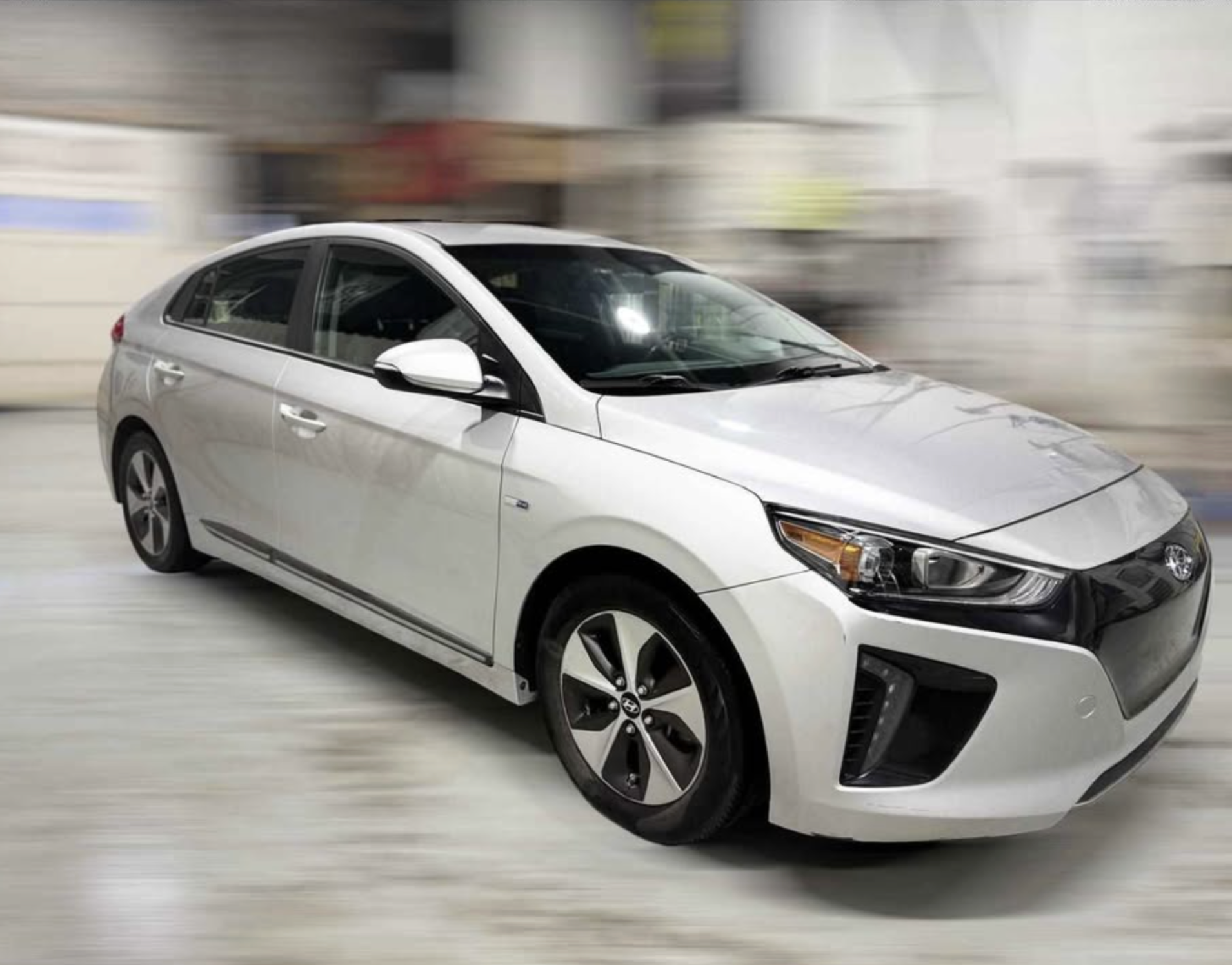 white electric car in used car dealership laval, auto usagée électrique blanche hyundai ionique