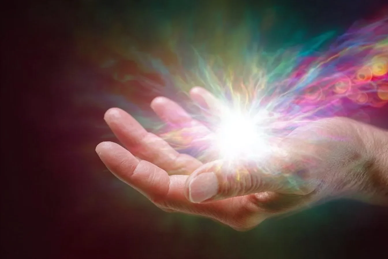 u8171528239_httpss.mj.runUmx0AdL8ni8_a_hand_holding_light_ene_bec4de3f-4944-4c28-8ac6-eafa35225544_1.jpg