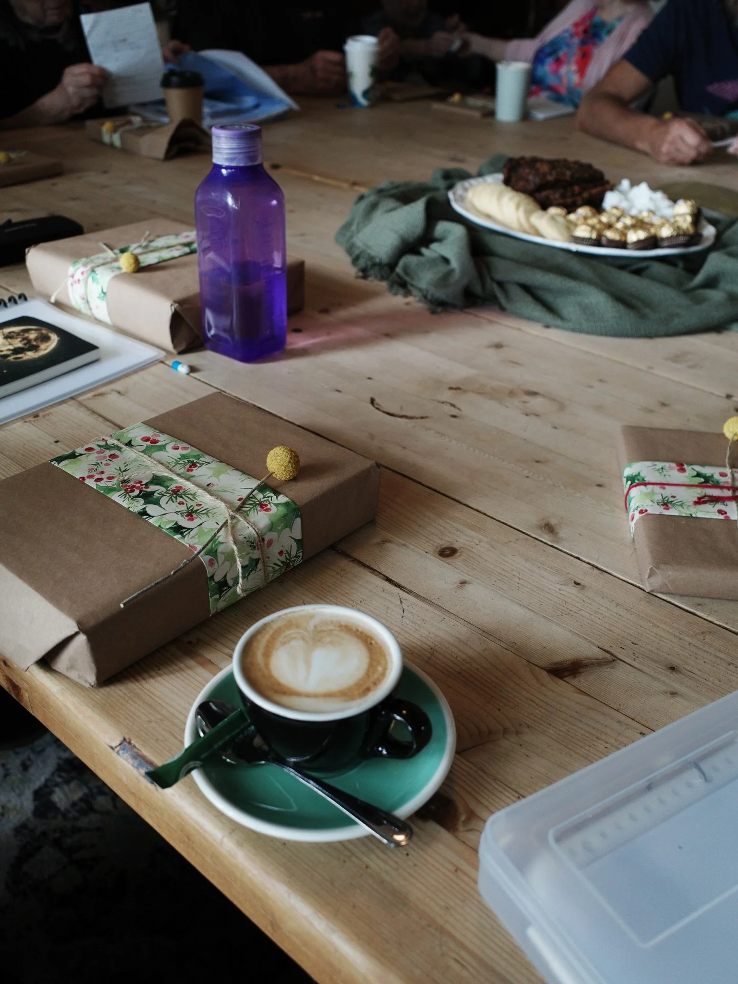 The final poetry meetup of the year was so so special.
A couple of the organisers had spent so long gathering thrifted poetry books along their travels as gifts for us all.

A Billy Button sat on each.
Whoever had the longest, won a journal.
I had th