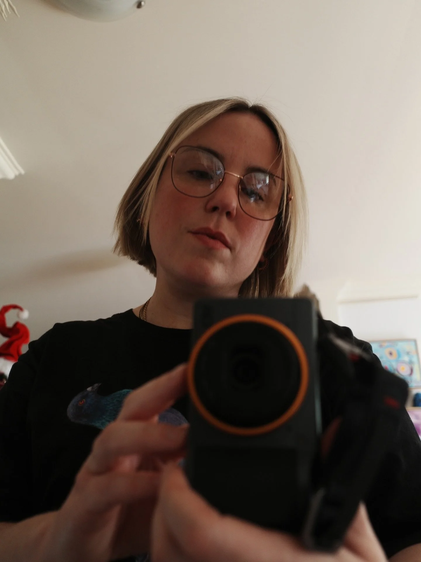 new hair 
no one at home
to say ooh new hair 

My haiku/senryu of the day

So I&rsquo;m posting a rare collection of me photos, purely for attention 😇🫥
Last slide, a video documenting the only time I&rsquo;ve managed to grow my fringe out to bassss