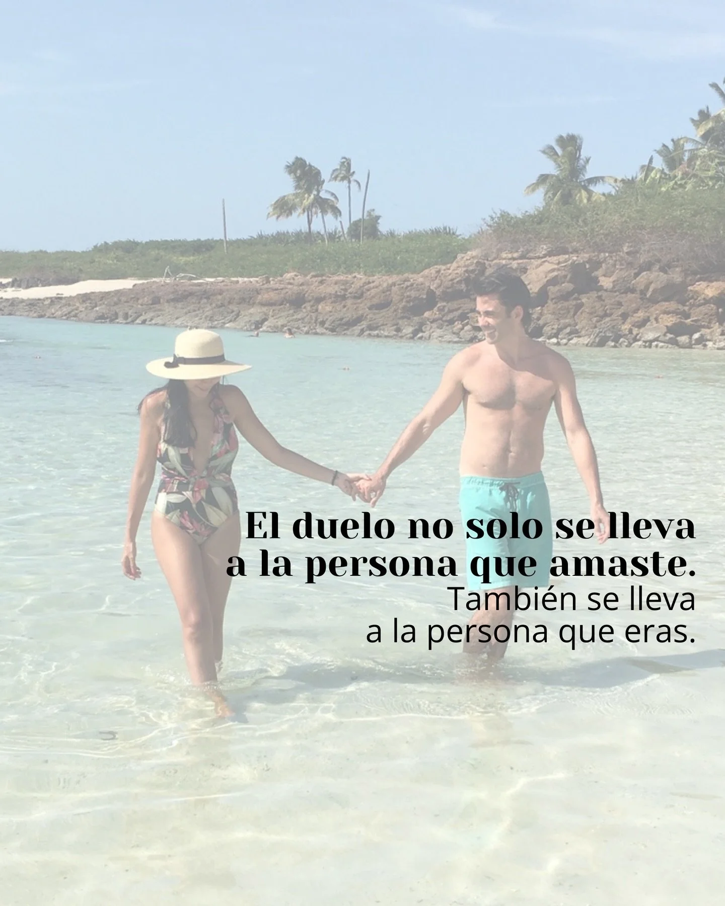 El duelo no solo rompe el coraz&oacute;n.
Tambi&eacute;n transforma tu identidad.

No solo lloras a quien perdiste&hellip;
tambi&eacute;n lloras la versi&oacute;n de ti que exist&iacute;a a su lado.

Y poco a poco, con dolor, empiezas a convertirte e