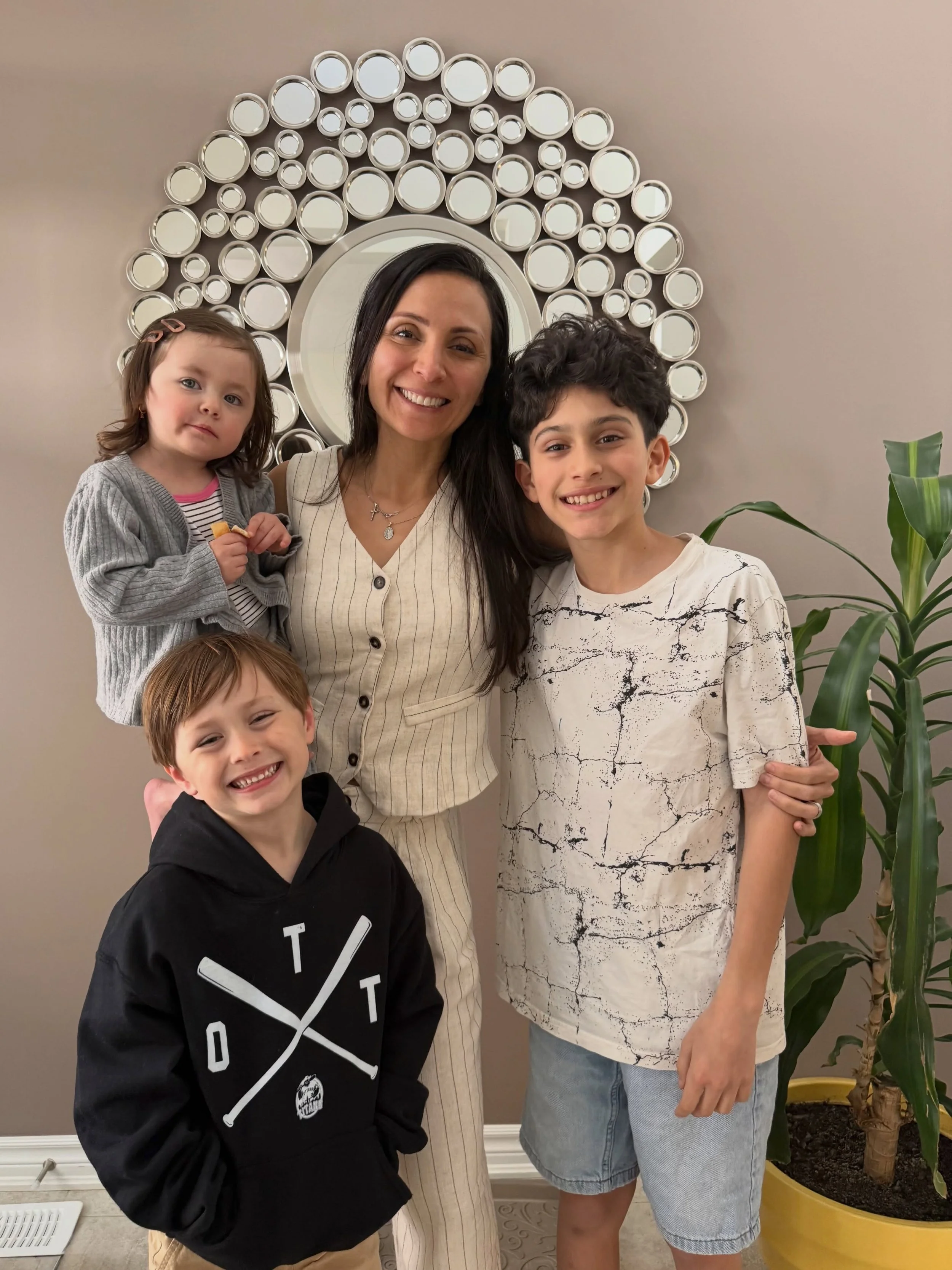 Todav&iacute;a no puedo creer que estoy haciendo esto sin ti.
Pero nuestros tres hijos son mi raz&oacute;n para seguir adelante todos los d&iacute;as. Ser su mam&aacute; es mi mayor regalo. Incluso en los d&iacute;as dif&iacute;ciles. Especialmente e