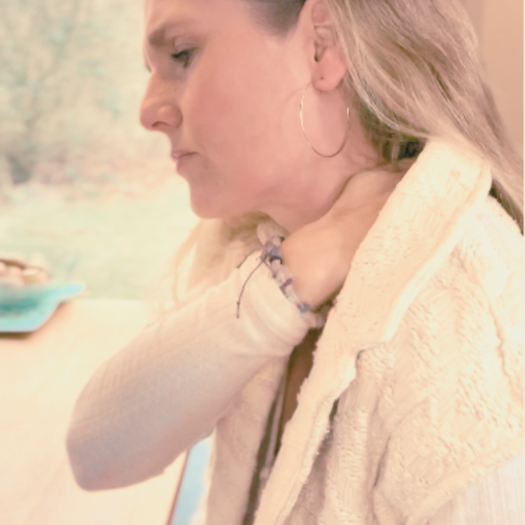 vrouw die haar vastzittende schouders probeert te ontspannen