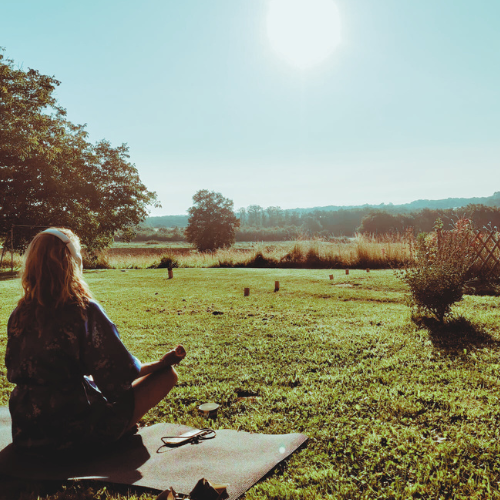 vrouw die mediteert maar haar onrust komt steeds terug