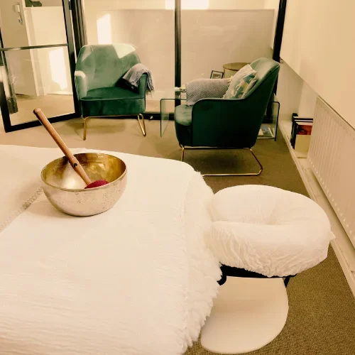ruimte waarin een reiki healing wordt gegeven met zitje en verwarmde behandeltafel met klankschaal