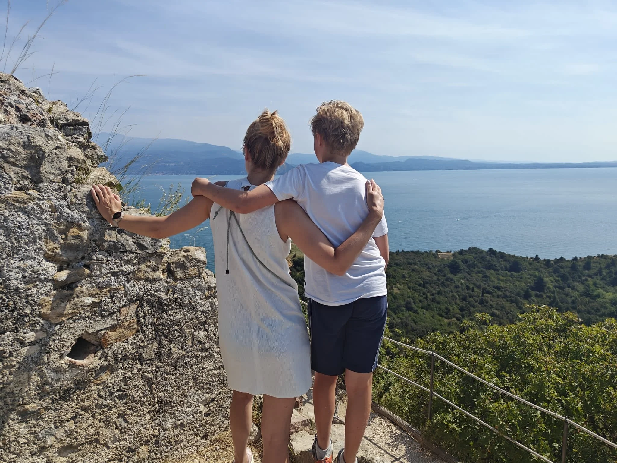 moeder en zoon op dag 1 van hun vakantie, aanwezig en genietend