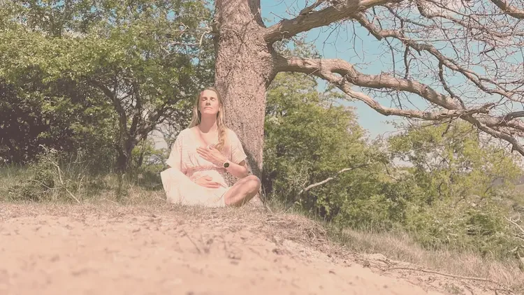 Vrouw ontvangt reiki in de natuur om terug te komen bij zichzelf en haar intuitie