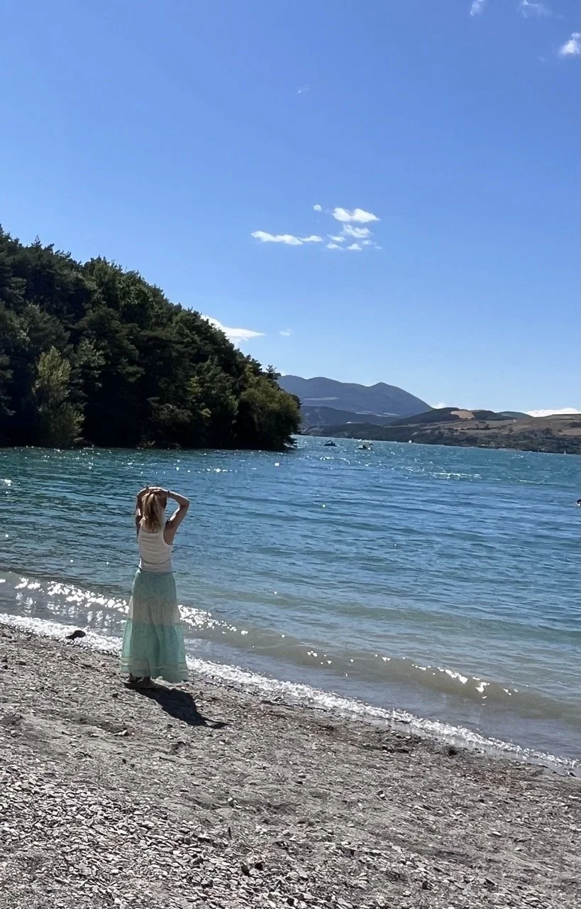 vrouw die op zomervakantie geniet en ontspanning voelt