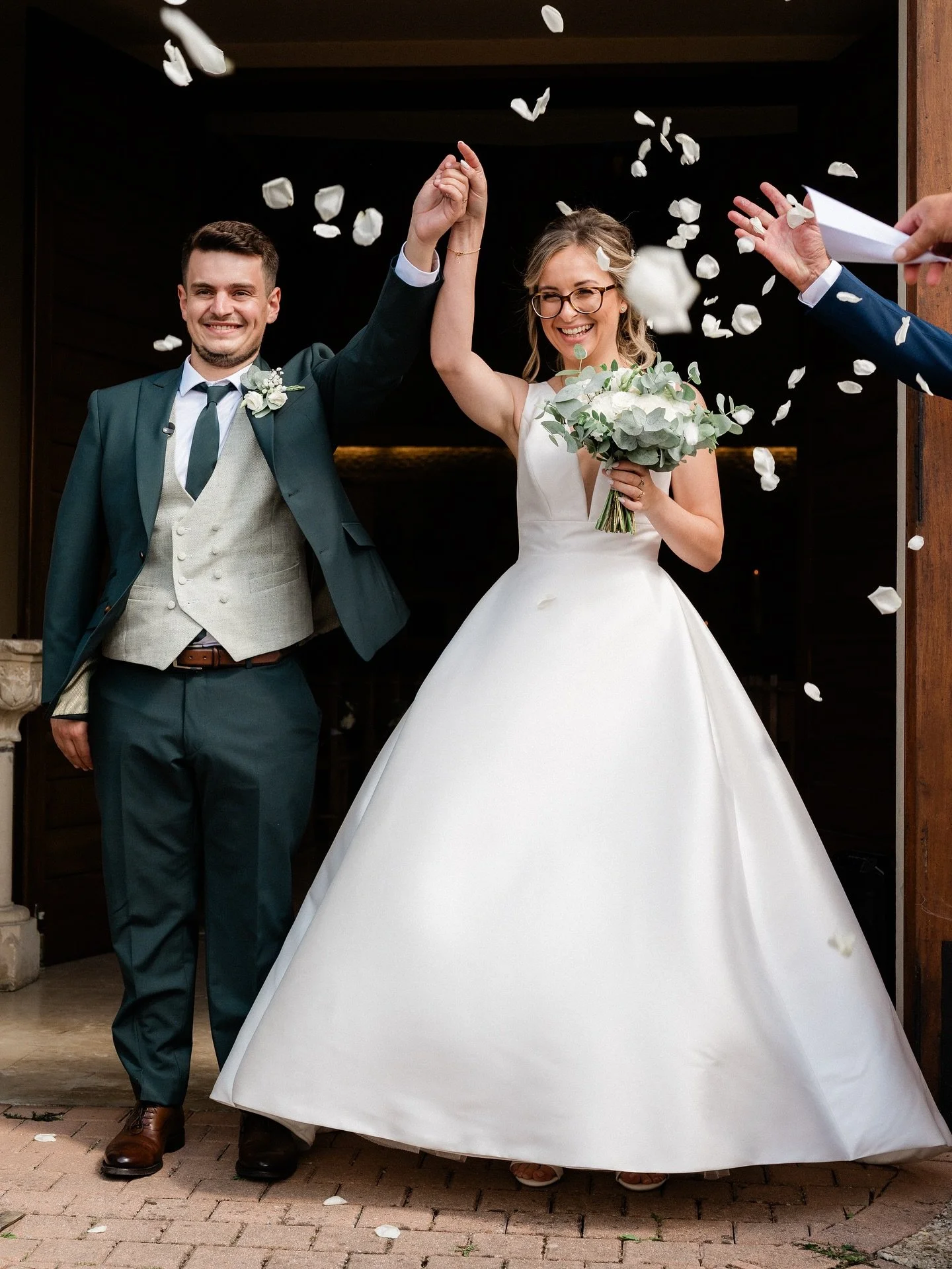 Breaking news!! : 
« Camille & Maxence, officiellement mariés ! »
Ils viennent de passer du statut de “deux amoureux” à celui de “partager le même nom de famille” 
Devant leurs p