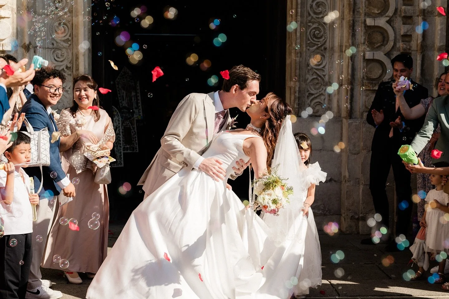 Les photos les plus précieuses de votre mariage…
Ce sont celles que vous découvrirez 20 ans plus tard.
Celles qui vous feront dire : “Regarde… tu te souviens ?”
C’est pour ça que je cours partou