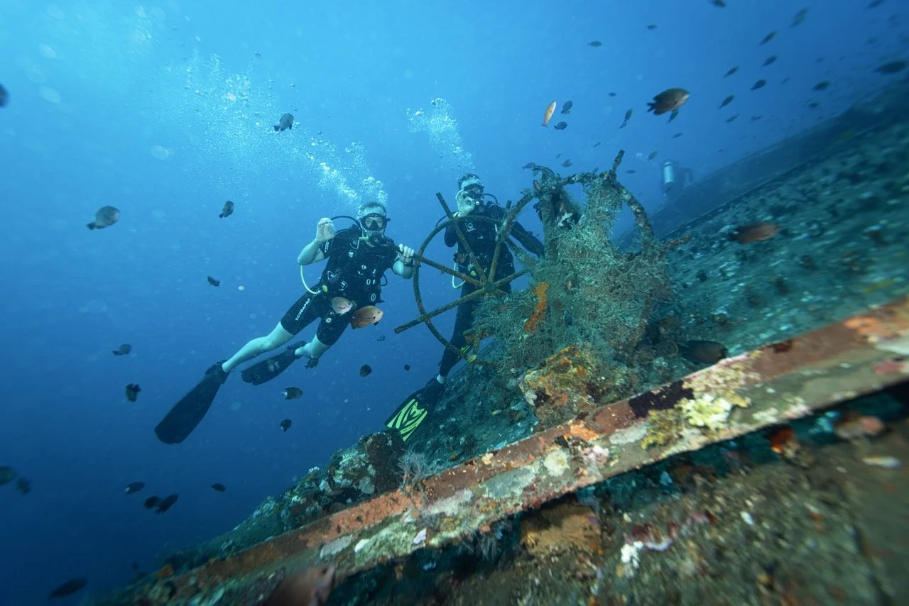 Dive_Ship_Wreck_Underwater_Divers 2 ve velké velikosti.jpeg