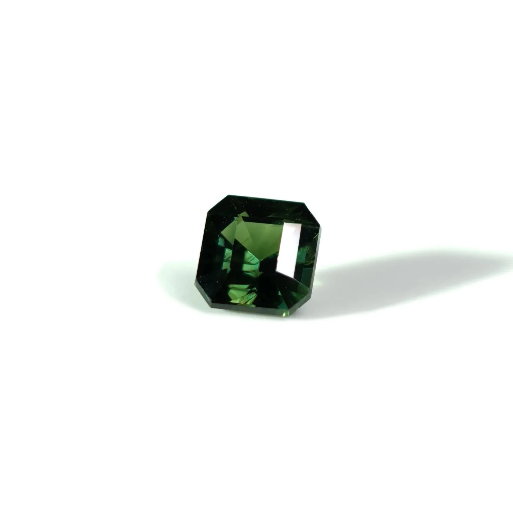 Green sapphire to be to be used for a ring or pendant or bracelet