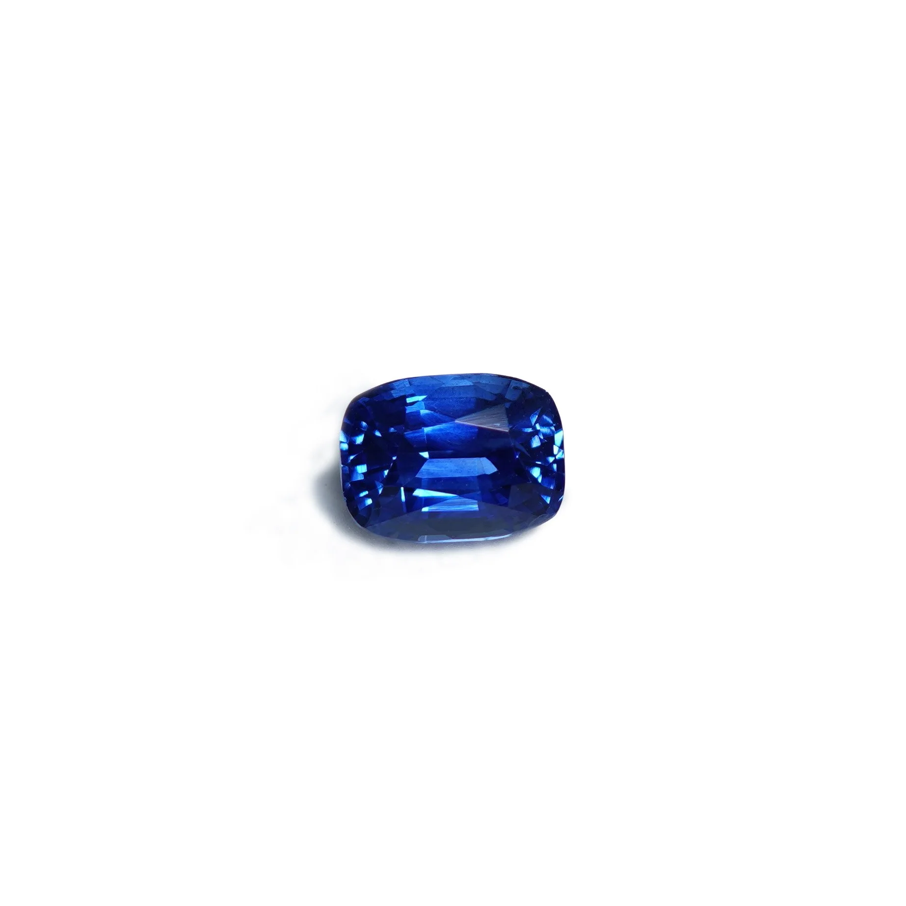 Cornflower blue Ceylon sapphire. For ring or pendant. 