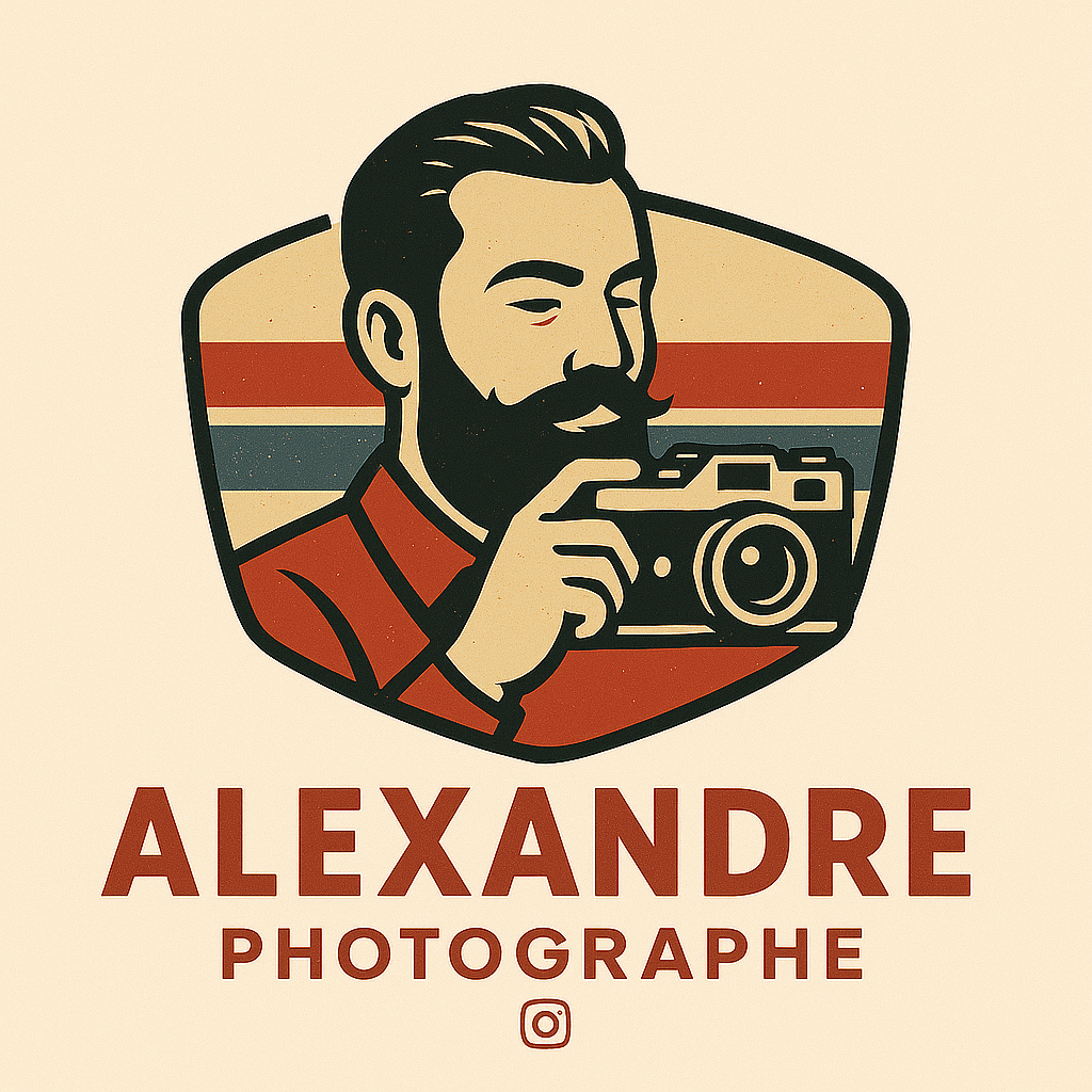 Logo d'un homme avec une barbe et une moustache, tenant un appareil photo, avec le nom "Alexandre Photographe" en dessous.