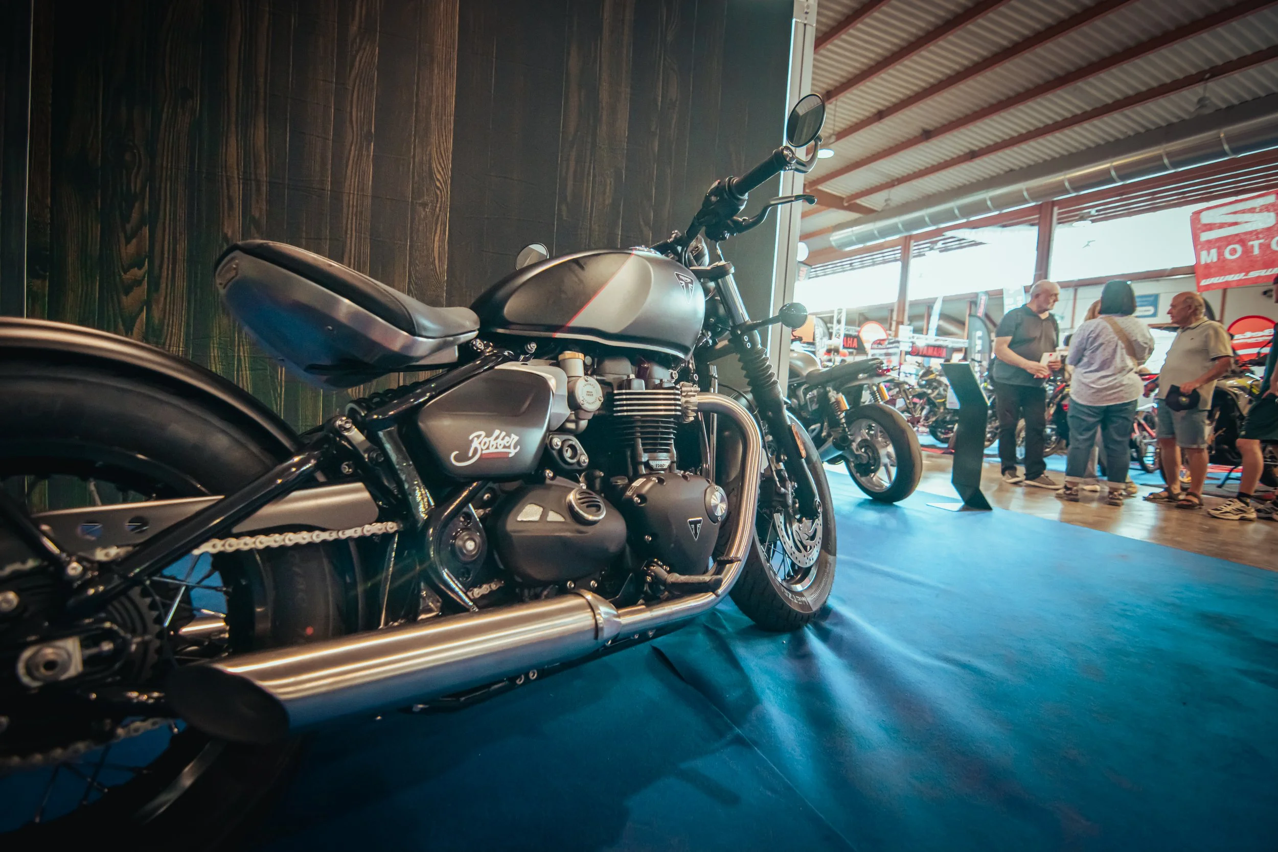 Triumph Bobber salon moto Nîmes ambiance visiteurs