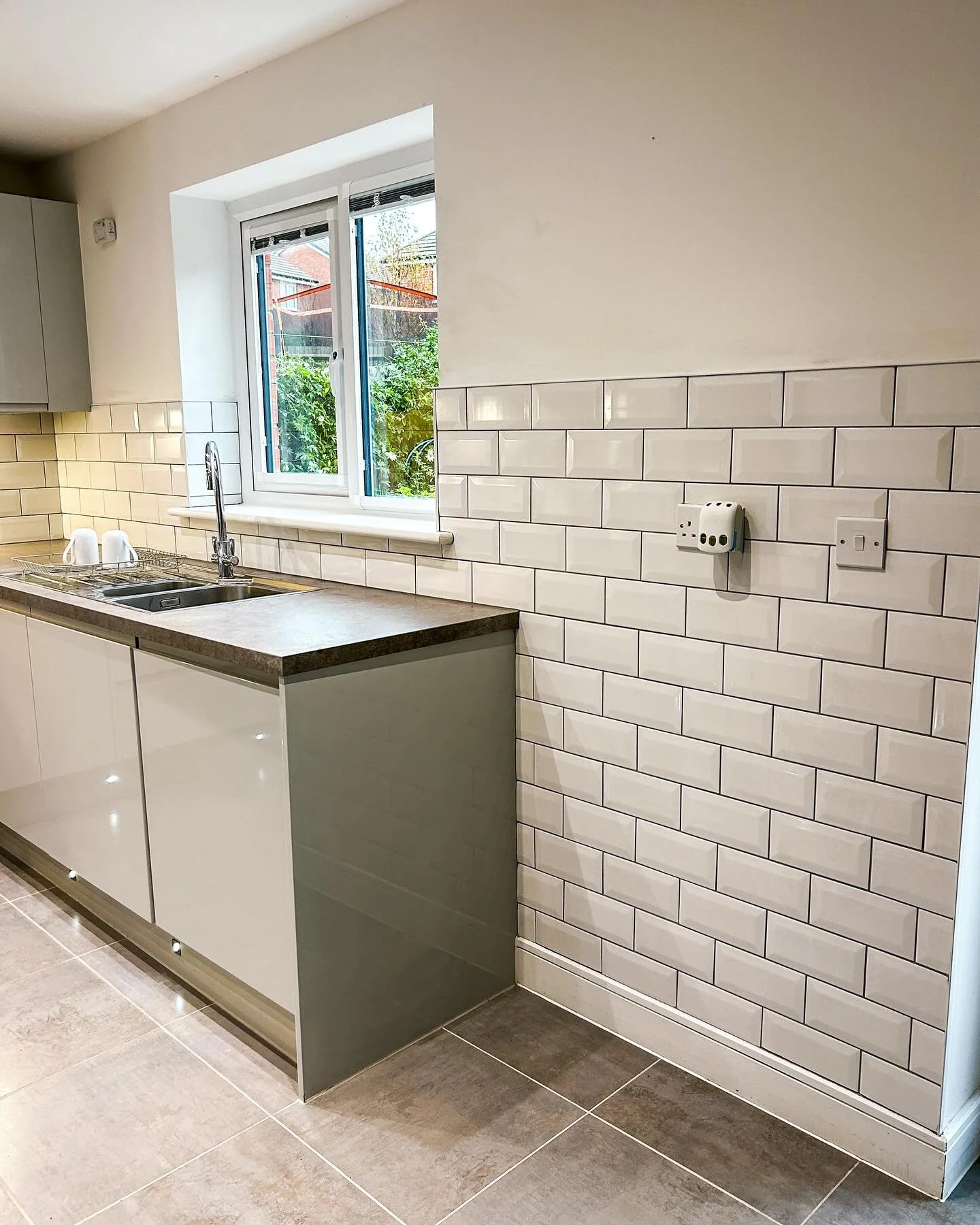 A kitchen splash back completed this week. 
A huge transformation for this kitchen 🤍
#kitchen #kitchendesign #tiling #home #homedecor #homedesign #kitchendecor