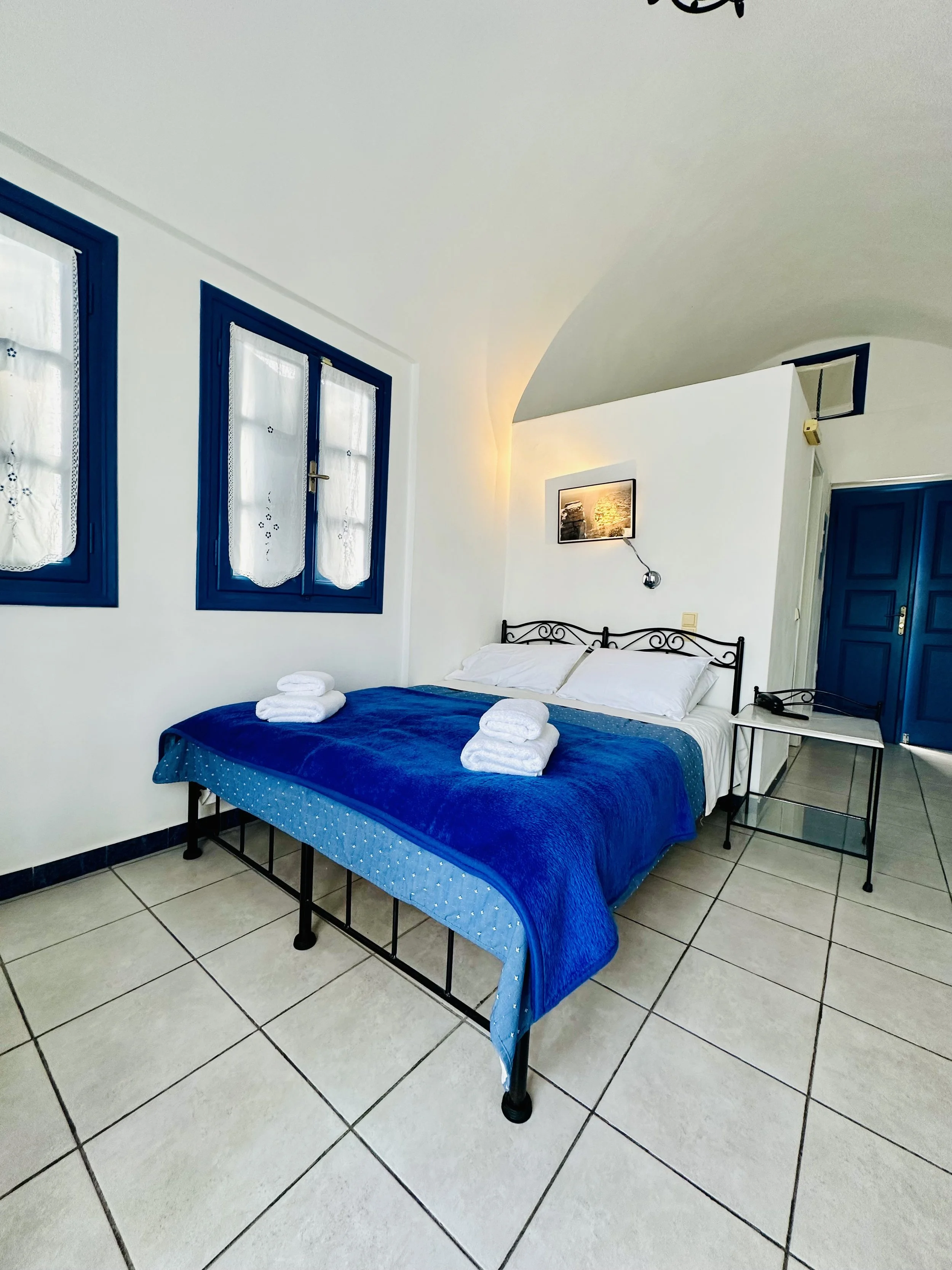 Irigeneia hotel Perissa black sand beach