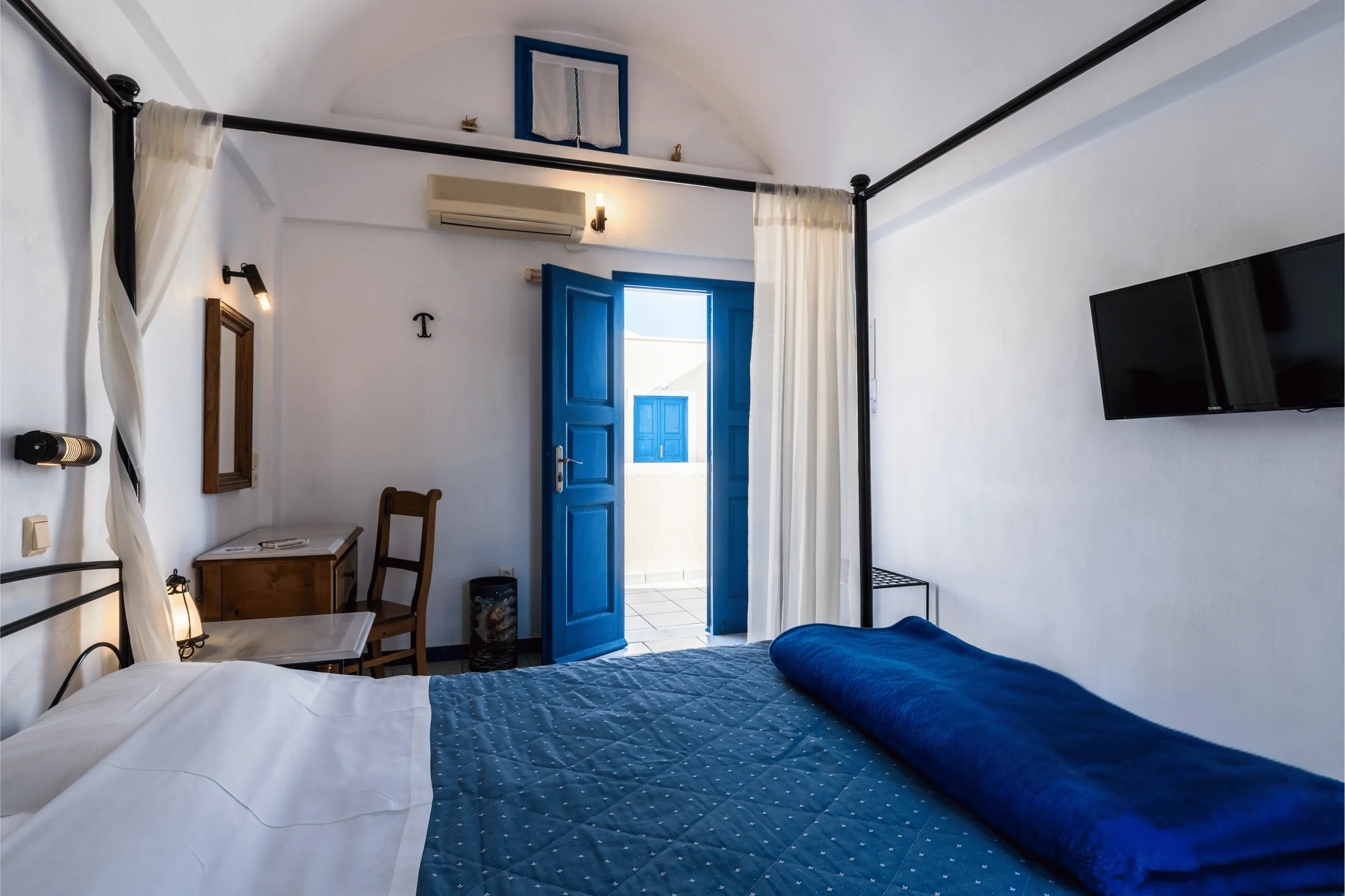 irigeneia perissa santorini hotel standard double room.webp